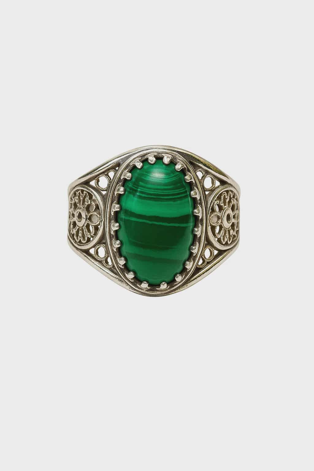 Bague de style bohème en argent sterling 925, cabochon ovale de Malachite naturelle verte, monture artisanale filigranée, photographie sur fond blanc