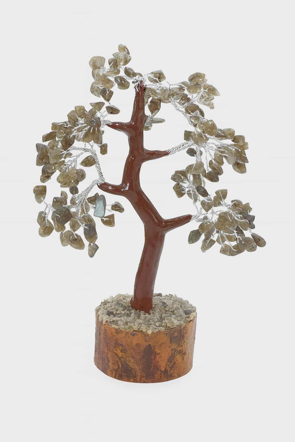 Arbre de vie en labradorite 21 cm sur socle en bois sur fond blanc, éclats bleu gris naturels, stabilité intérieure et énergie protectrice.