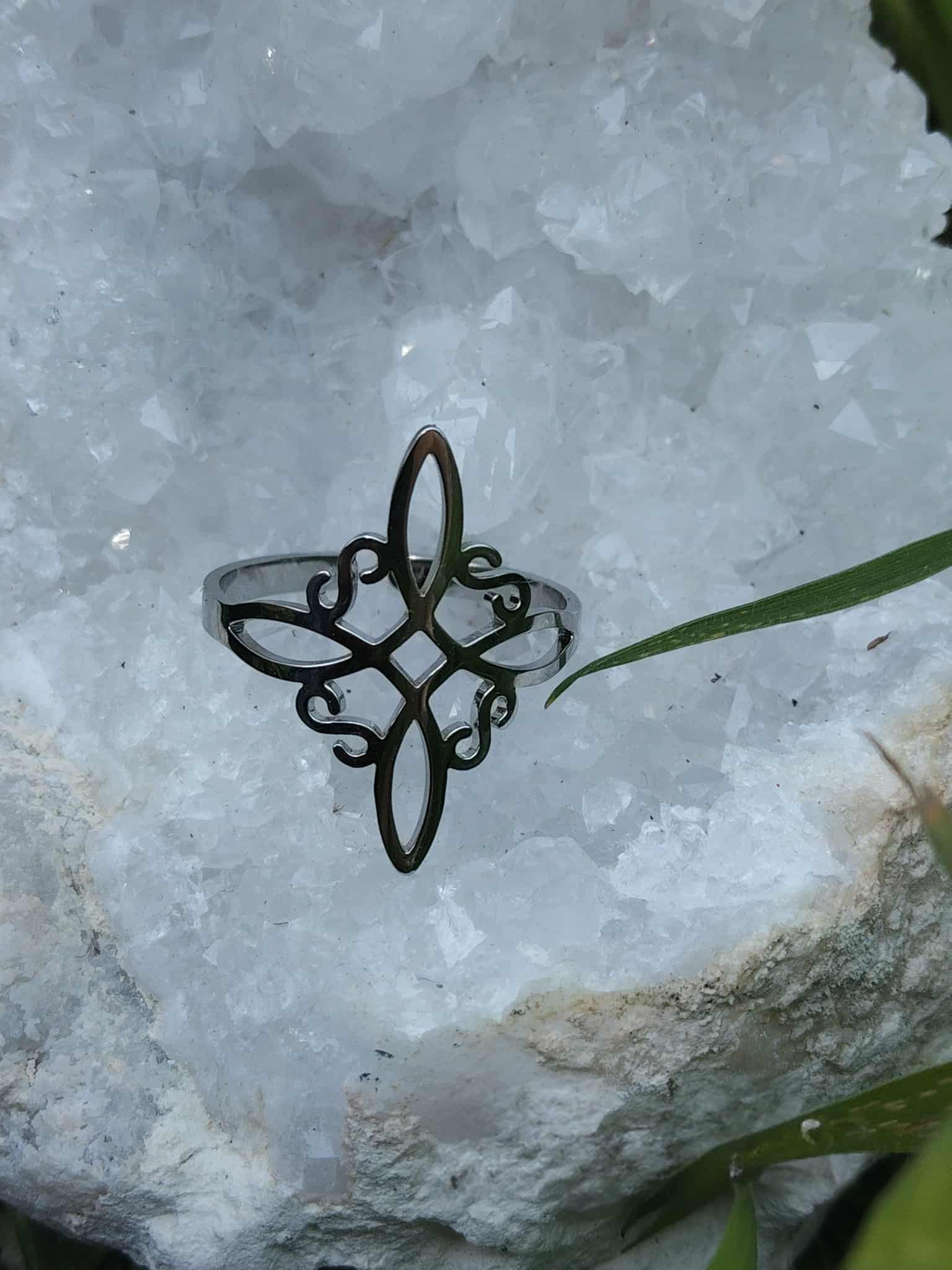 Bague nœud de sorcière réglable en acier inox sur géode blanche, talisman de protection