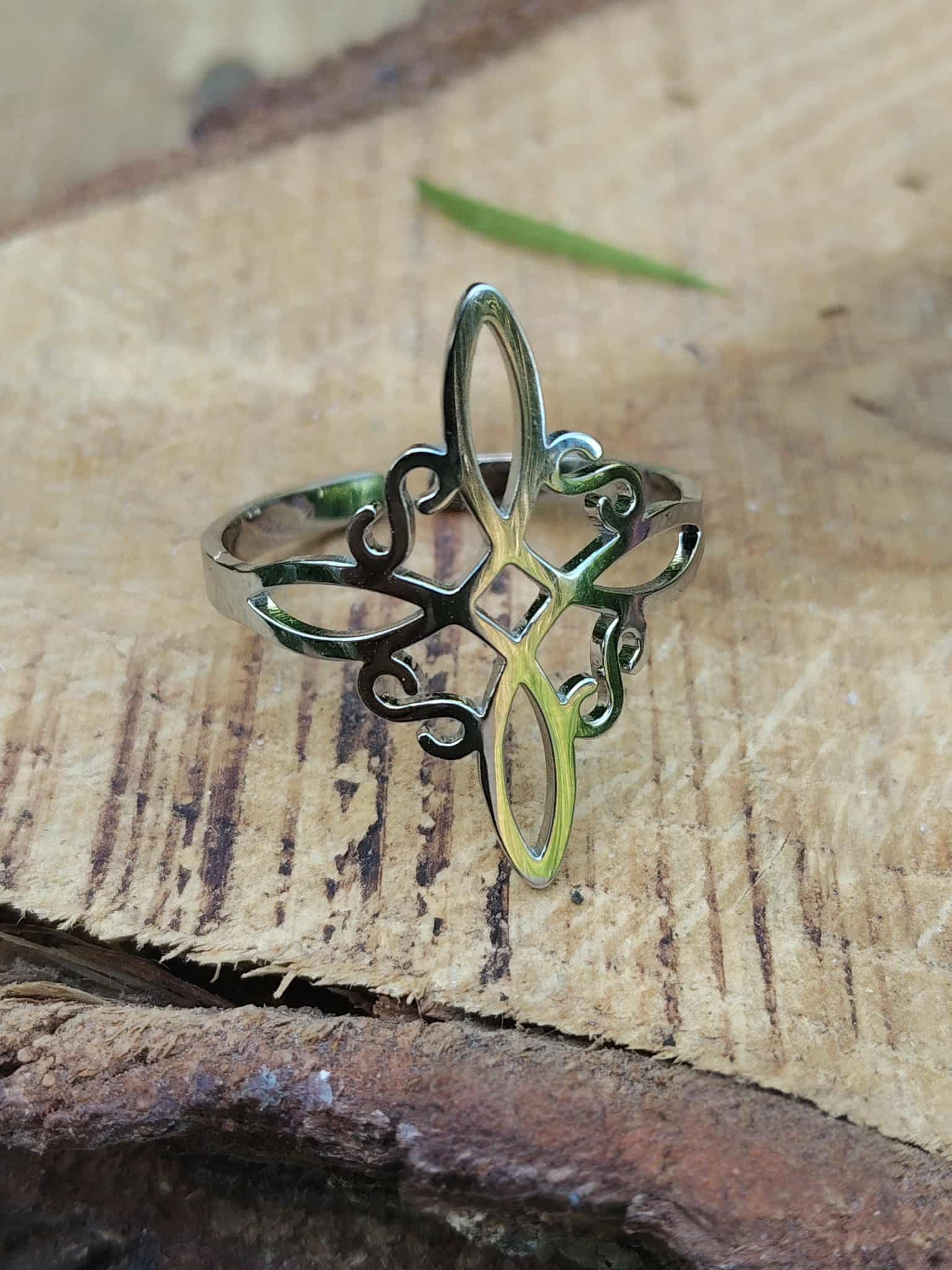 Bague ésotérique nœud de sorcière sur bois, symbole de protection