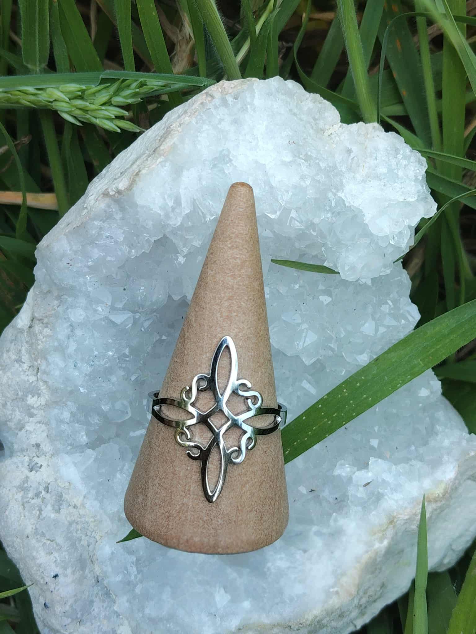 Bague wicca nœud de sorcière sur géode cristalline, ambiance naturelle