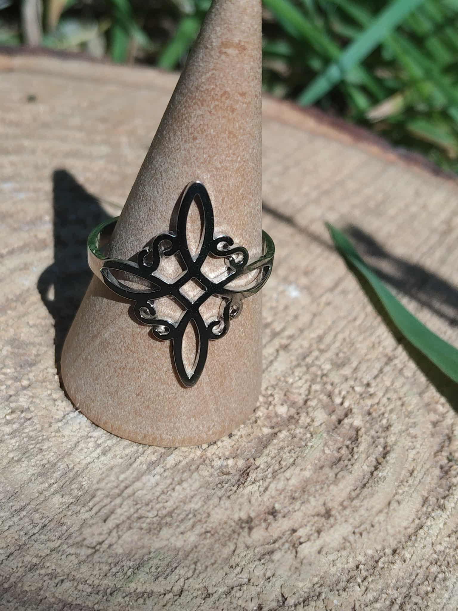 Bague wicca motif nœud de sorcière, anneau réglable, mise en scène nature