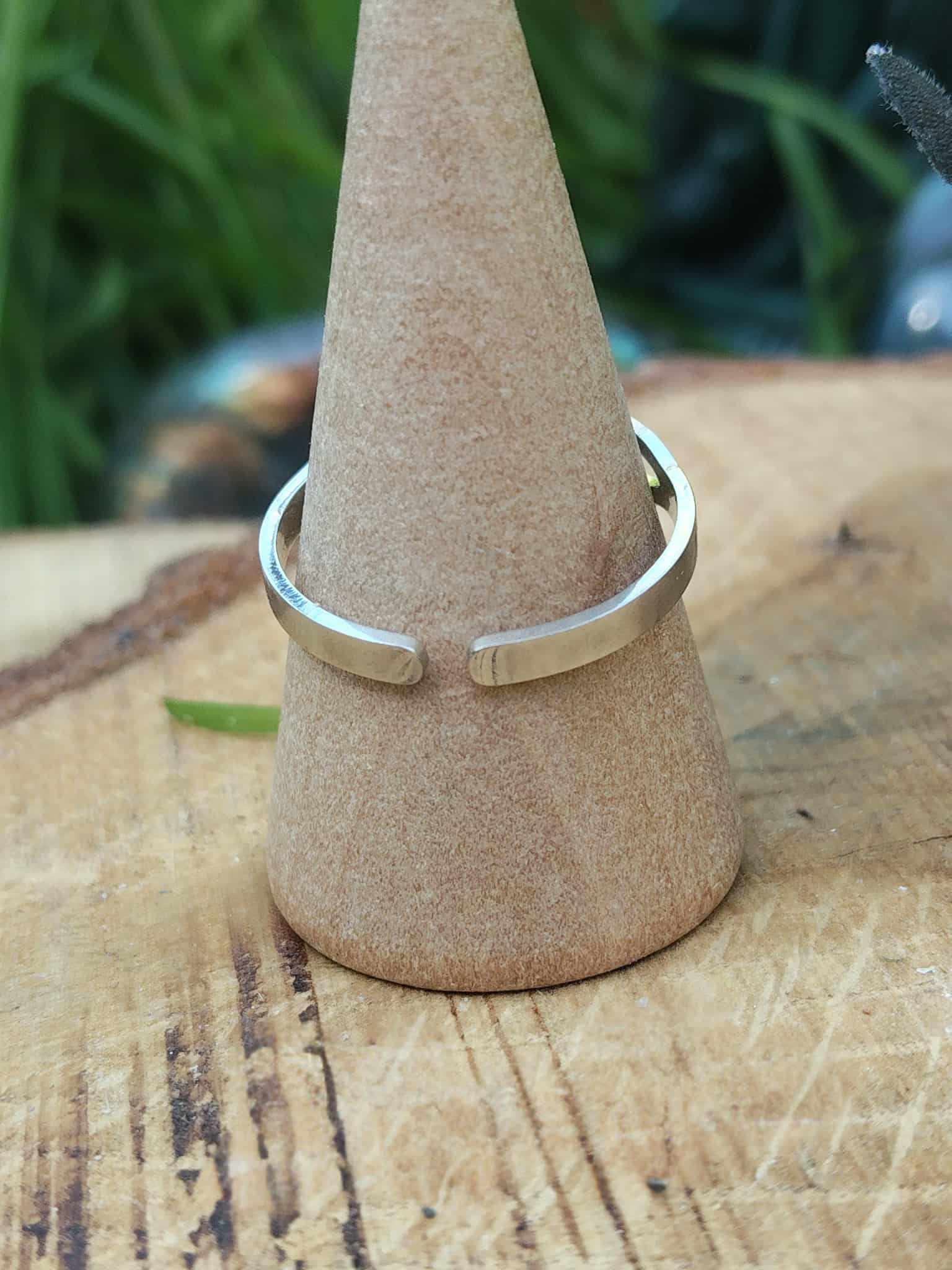 Dos de la bague nœud de sorcière, acier inox, ouverture réglable visible sur cône