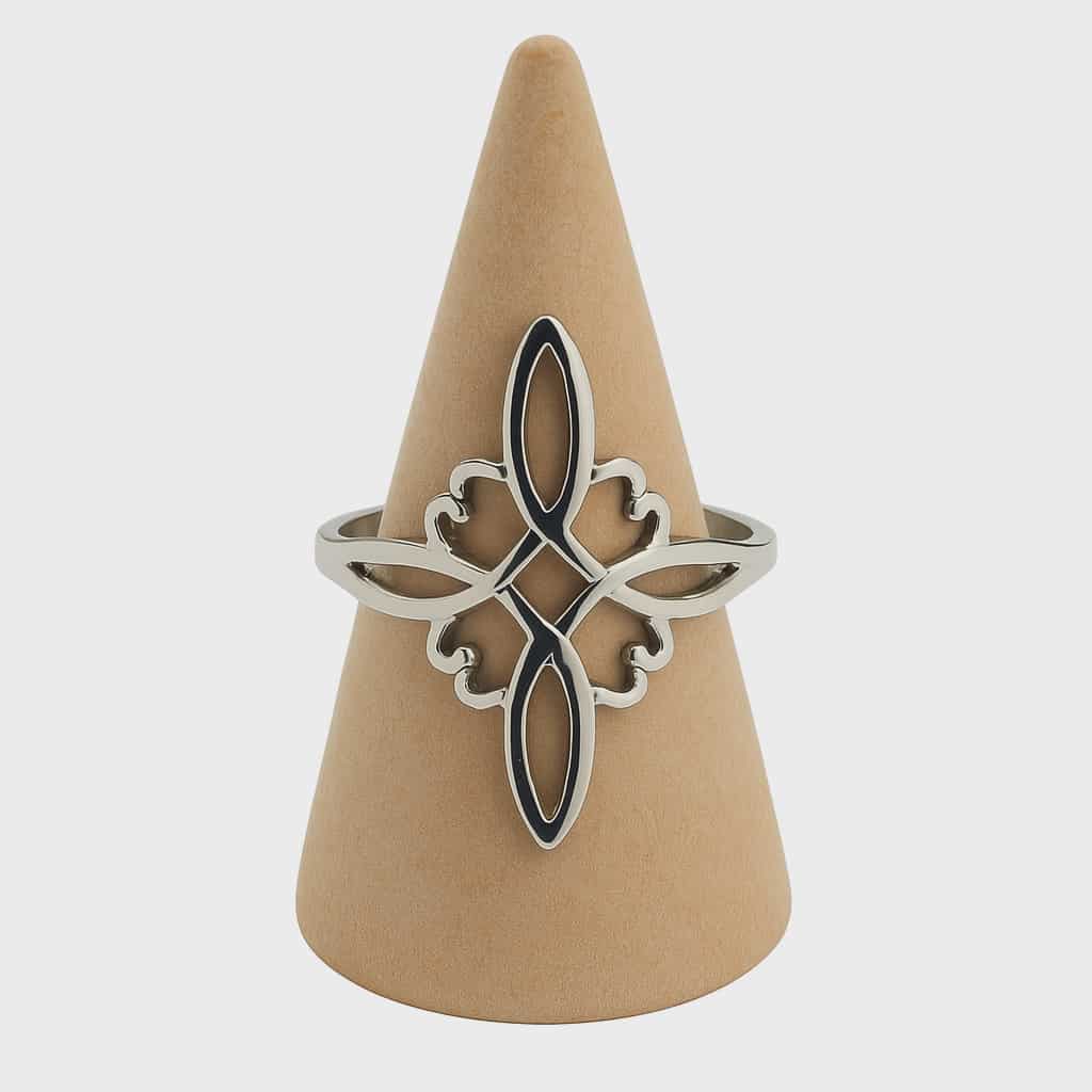 Bague nœud de sorcière en acier inoxydable réglable, bijou ésotérique talisman de protection sur fond blanc. sur un cône en bois
