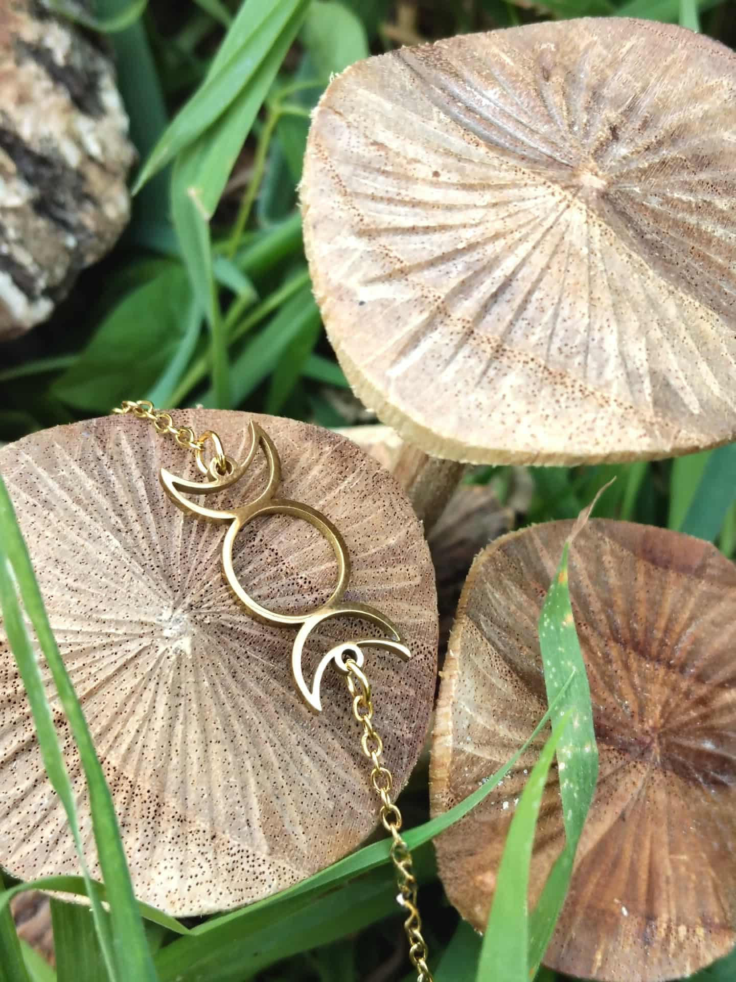 Bracelet Triple Lune doré sur champignons et herbes vertes, bijou en acier inoxydable à l’univers ésotérique