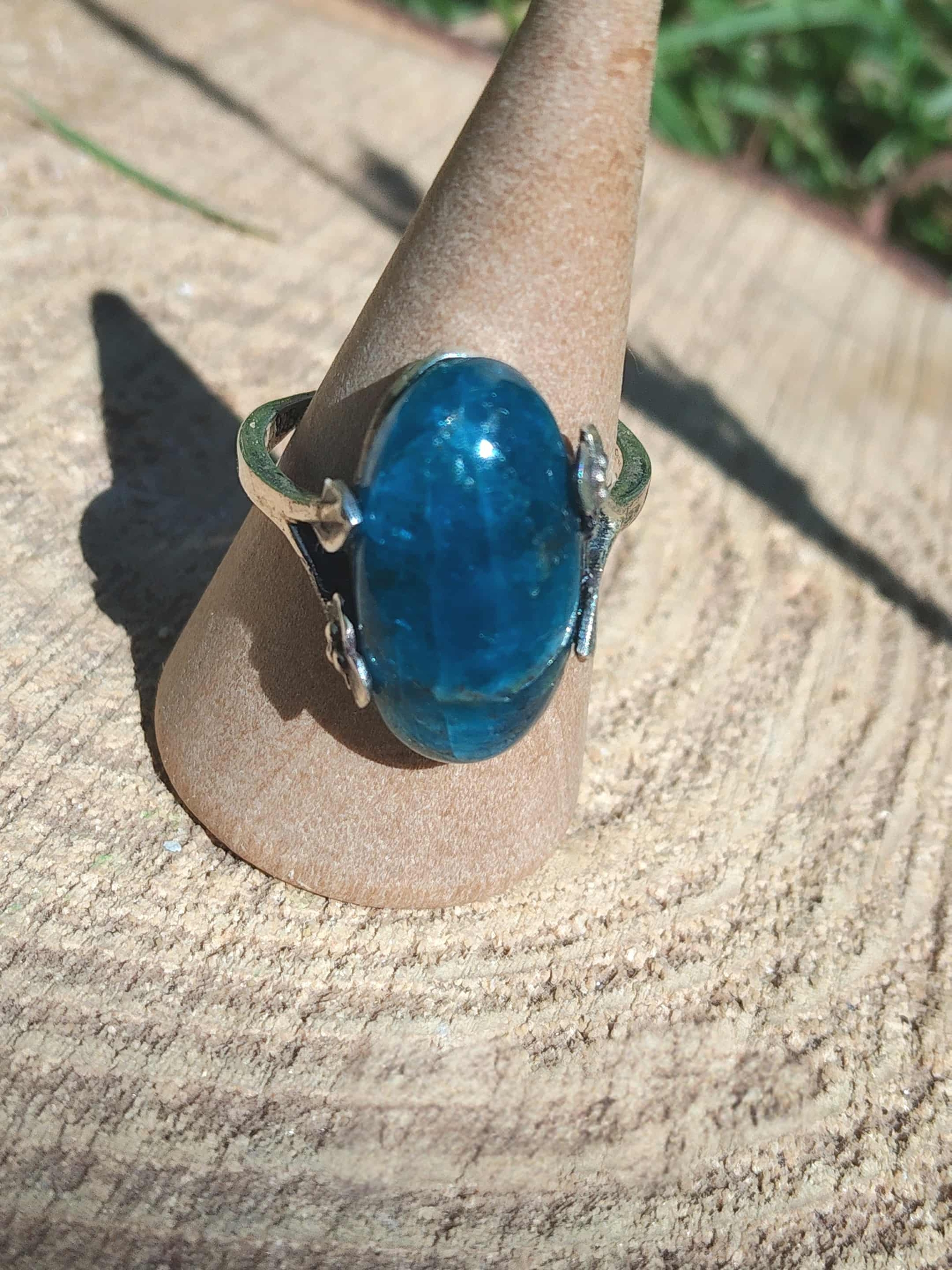 Bague argent 925 apatite bleue, présentoir conique sur tranche de bois — chakra gorge, expression de soi, sérénité.