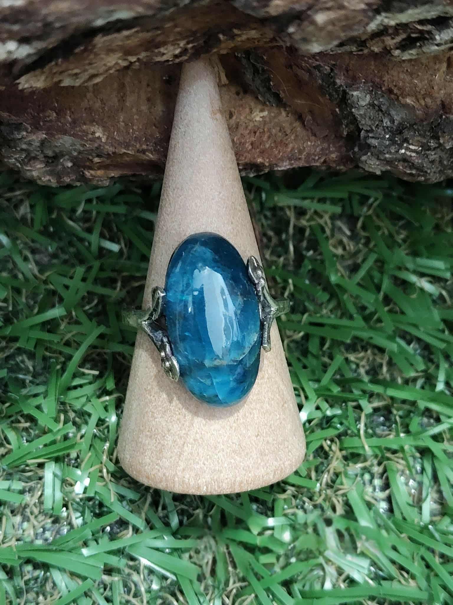Bague argent 925 apatite bleue sur présentoir conique bois dans l’herbe – chakra gorge, expression de soi, sérénité intérieure.