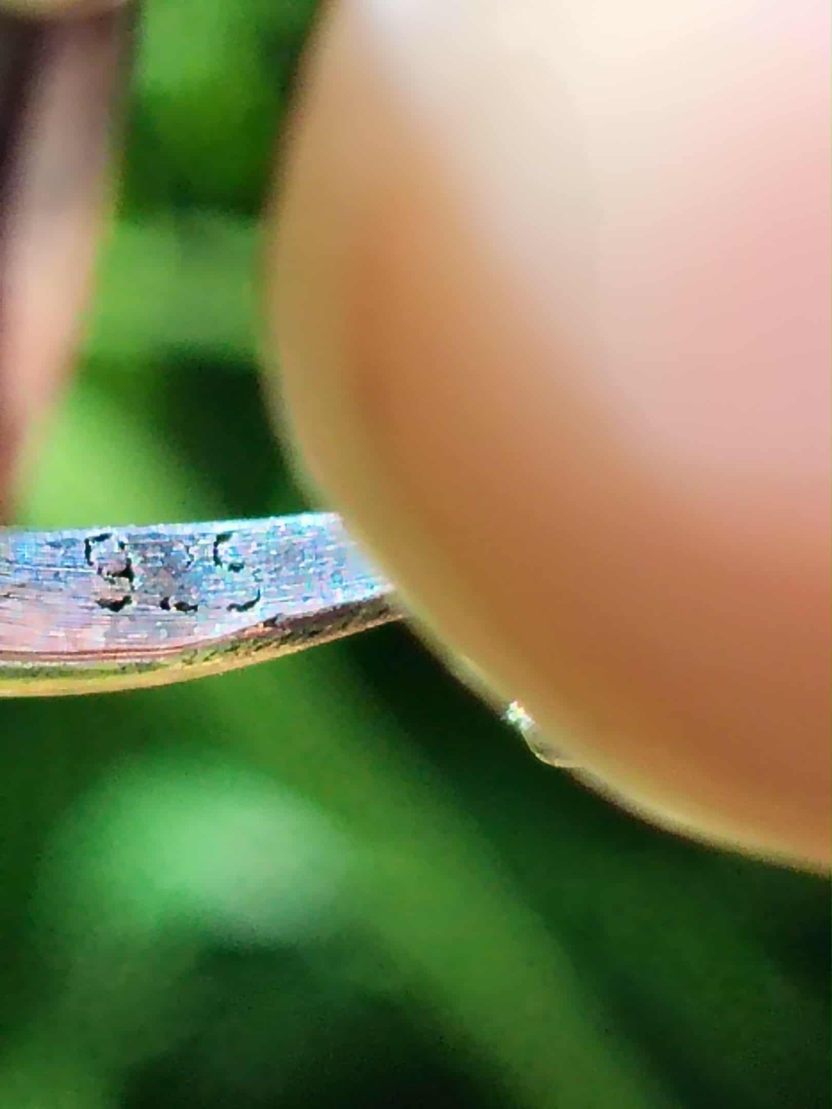 Gros plan du poinçon 925 sur bague en argent, doigt au premier plan — apatite: communication, clarté mentale, équilibre émotionnel.