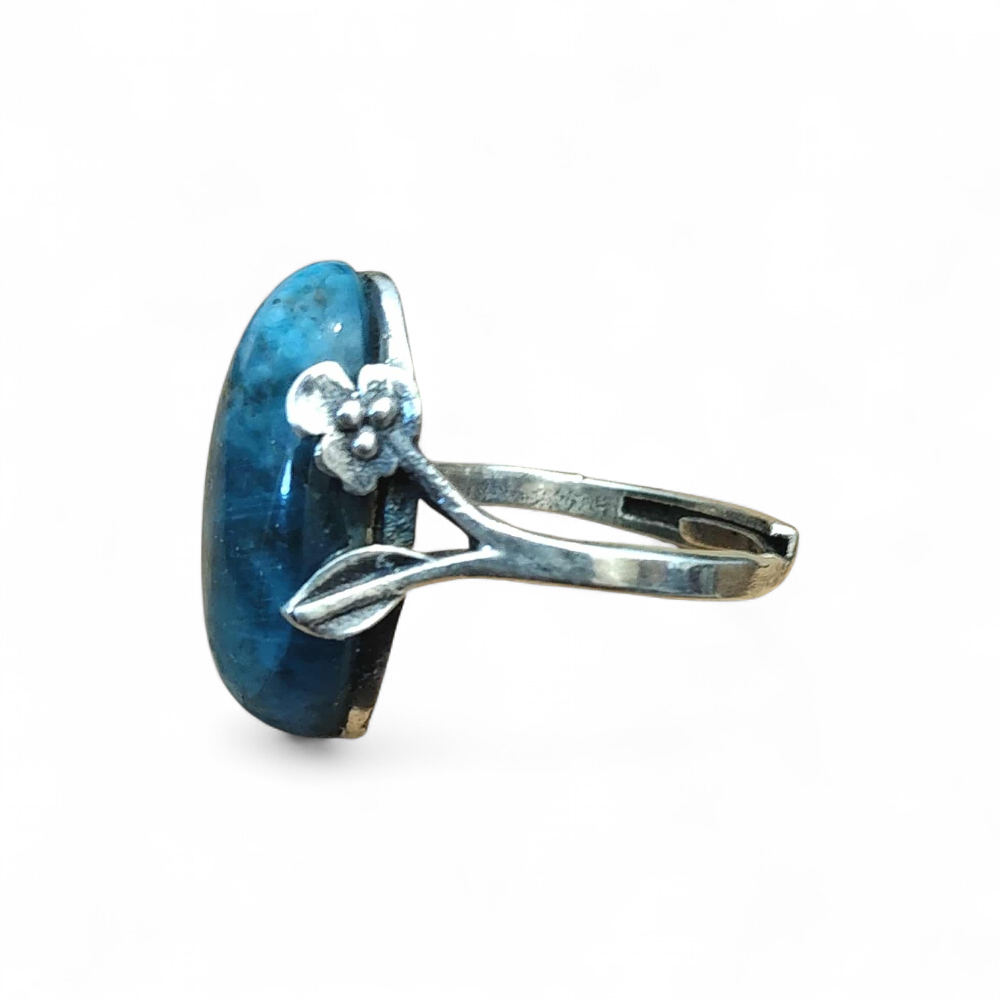 bague-apatite-bleue-argent-925-reglable-vue-de-profil-sur fond blanc communication-clarte-mentale-equilibre-emotionnel