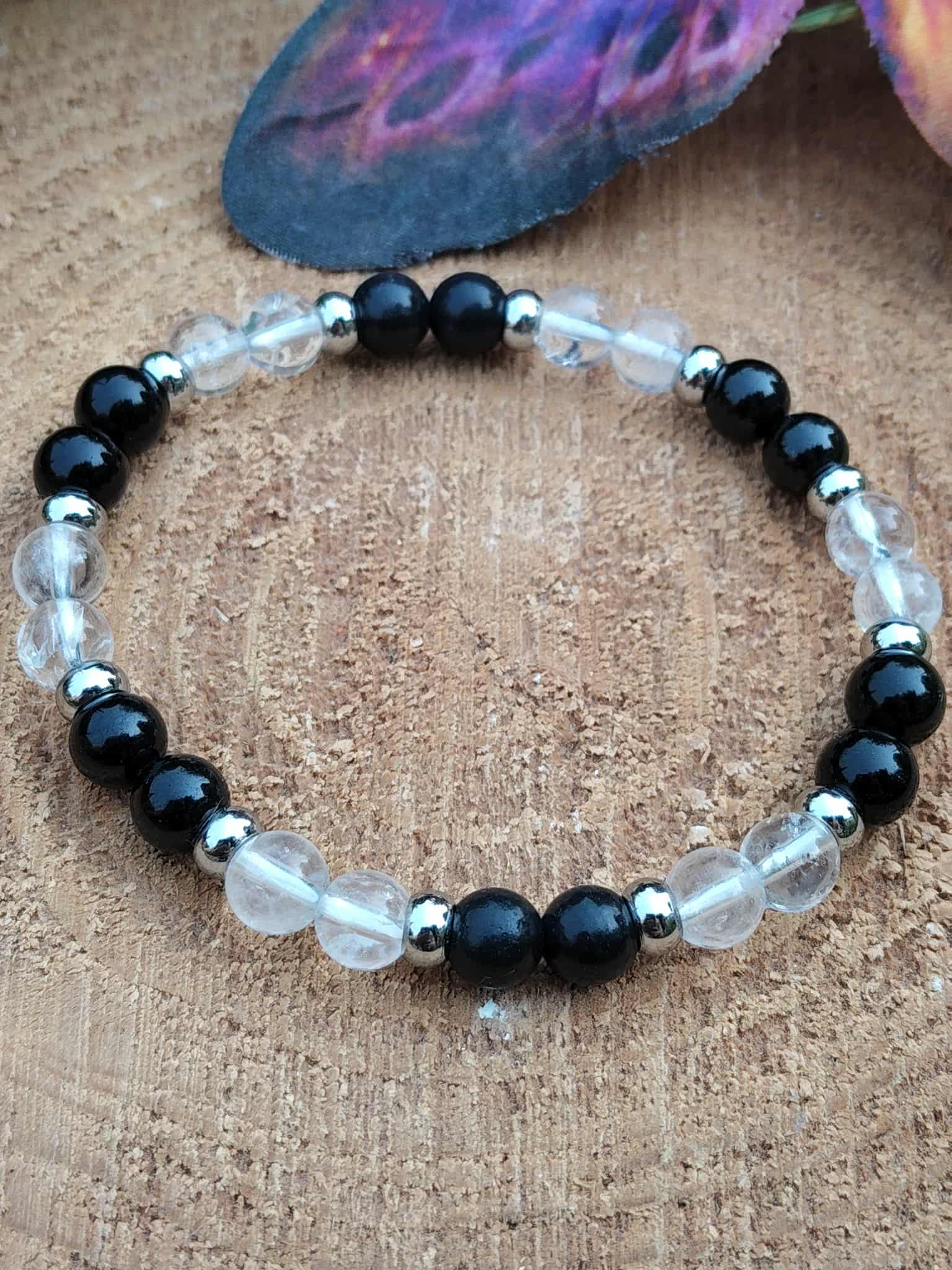 Bracelet protection en shungite, tourmaline noire et cristal de roche présenté sur bois, stabilité émotionnelle et maintien énergétique au quotidien