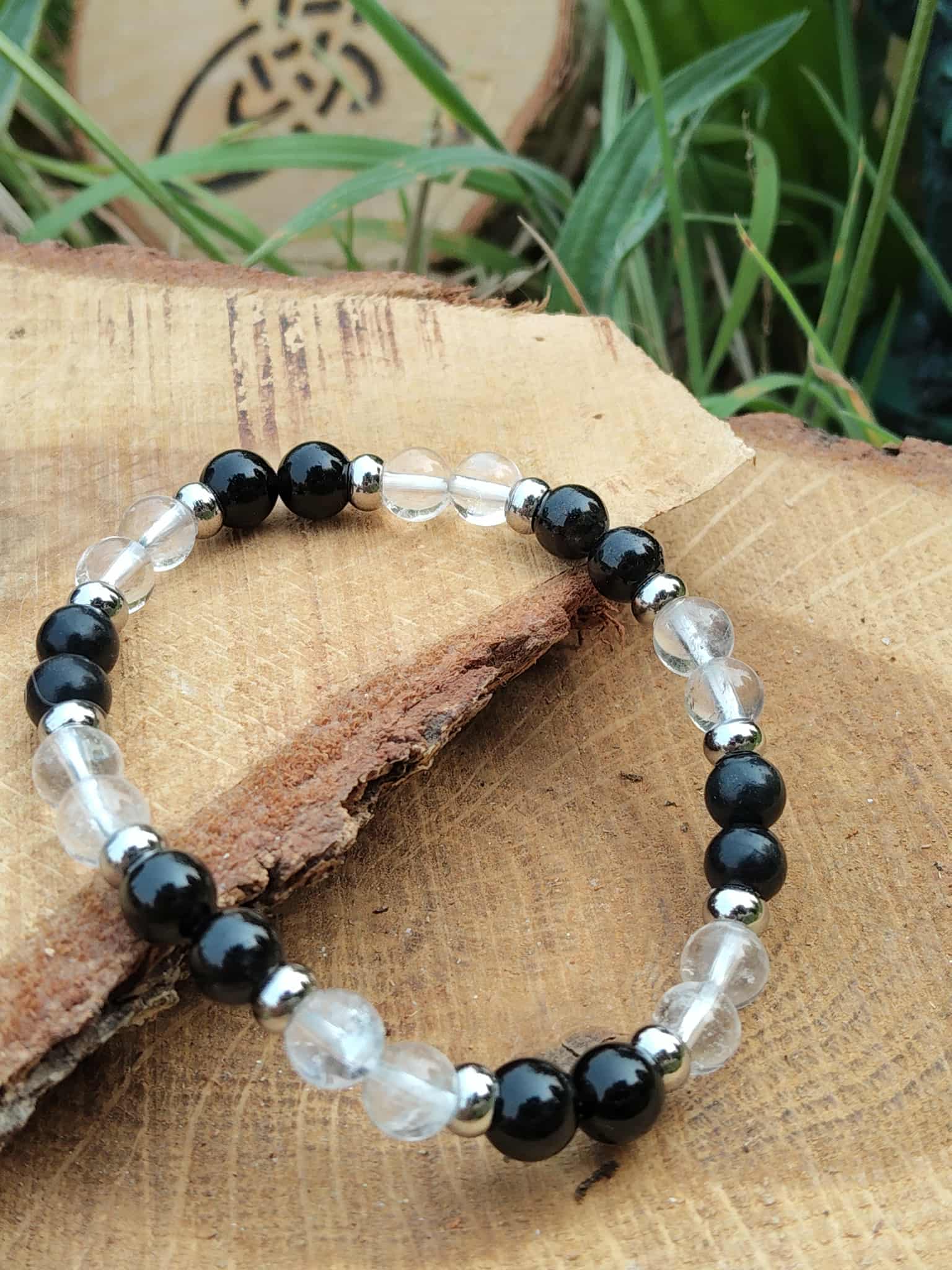 Bracelet énergie négative au décor végétal avec motif celtique, pierres noires et translucides pour calme vigilant et protection douce