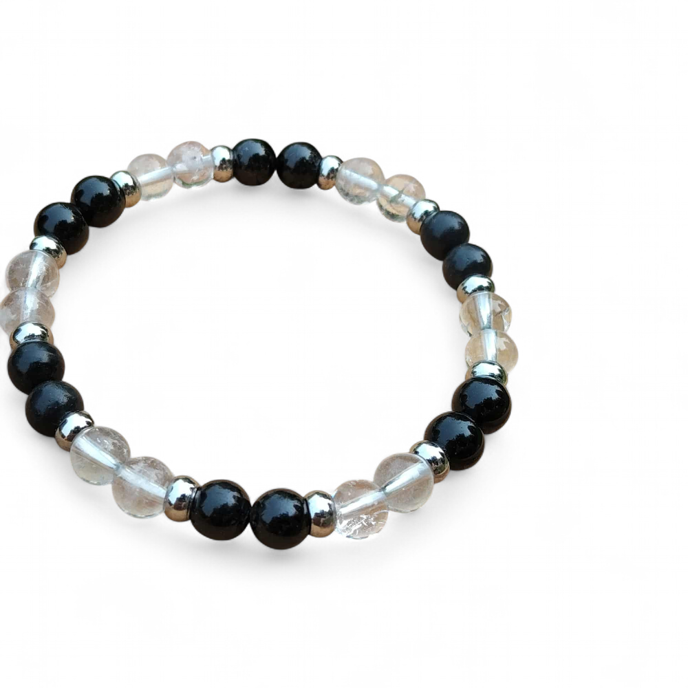 Bracelet énergie négative sur fond blanc, shungite, tourmaline noire et cristal de roche pour recentrage, bouclier vibratoire et clarté intérieure