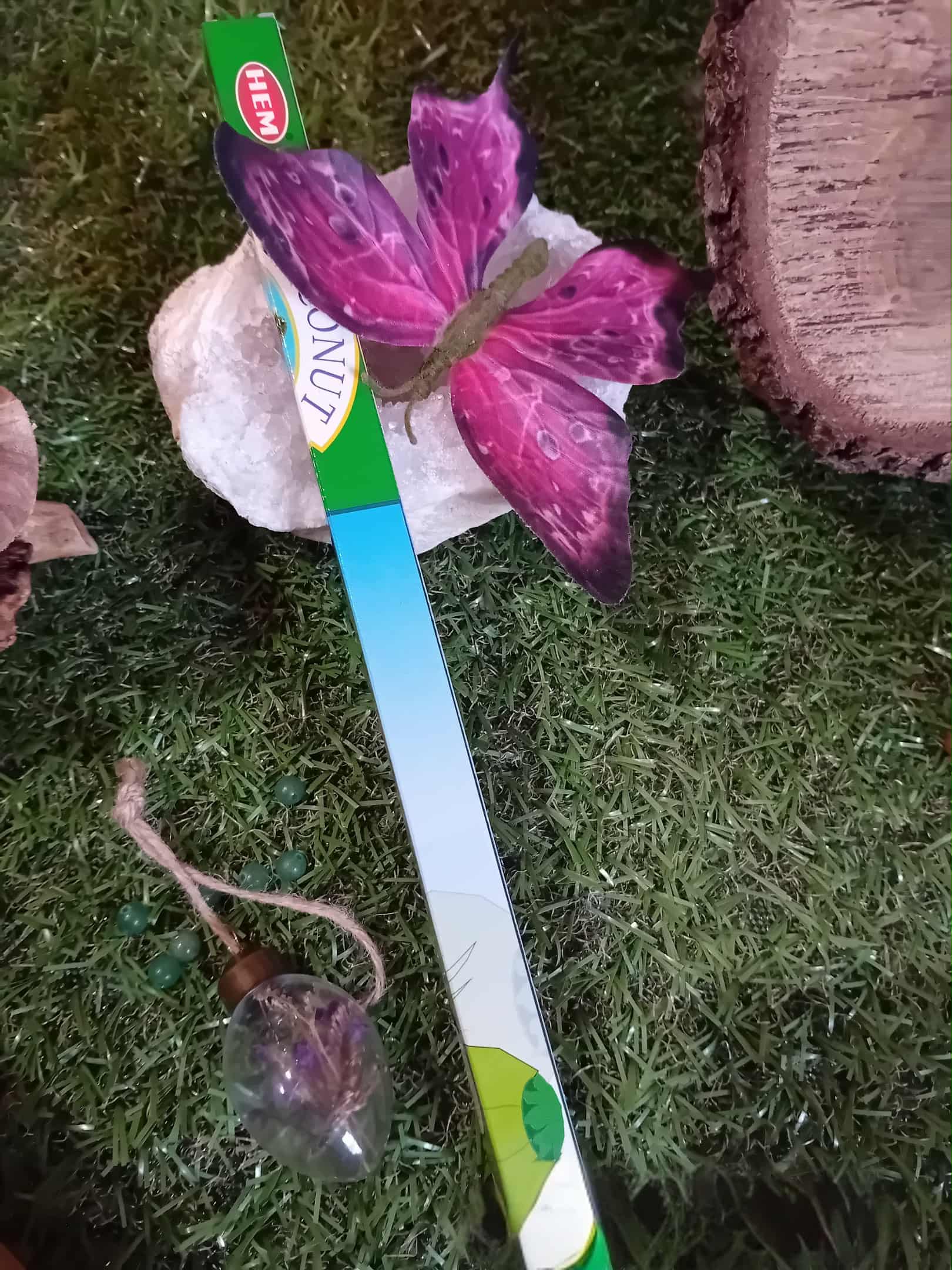 Boîte d’encens noix de coco HEM sur gazon, papillon et quartz — parfum tropical doux pour créer une ambiance relaxante et chaleureuse