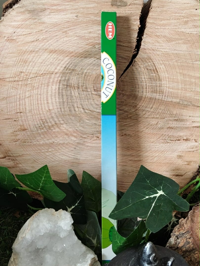 Boîte d’encens noix de coco HEM — photo verticale sur rondin de bois, décor végétal et quartz blanc.