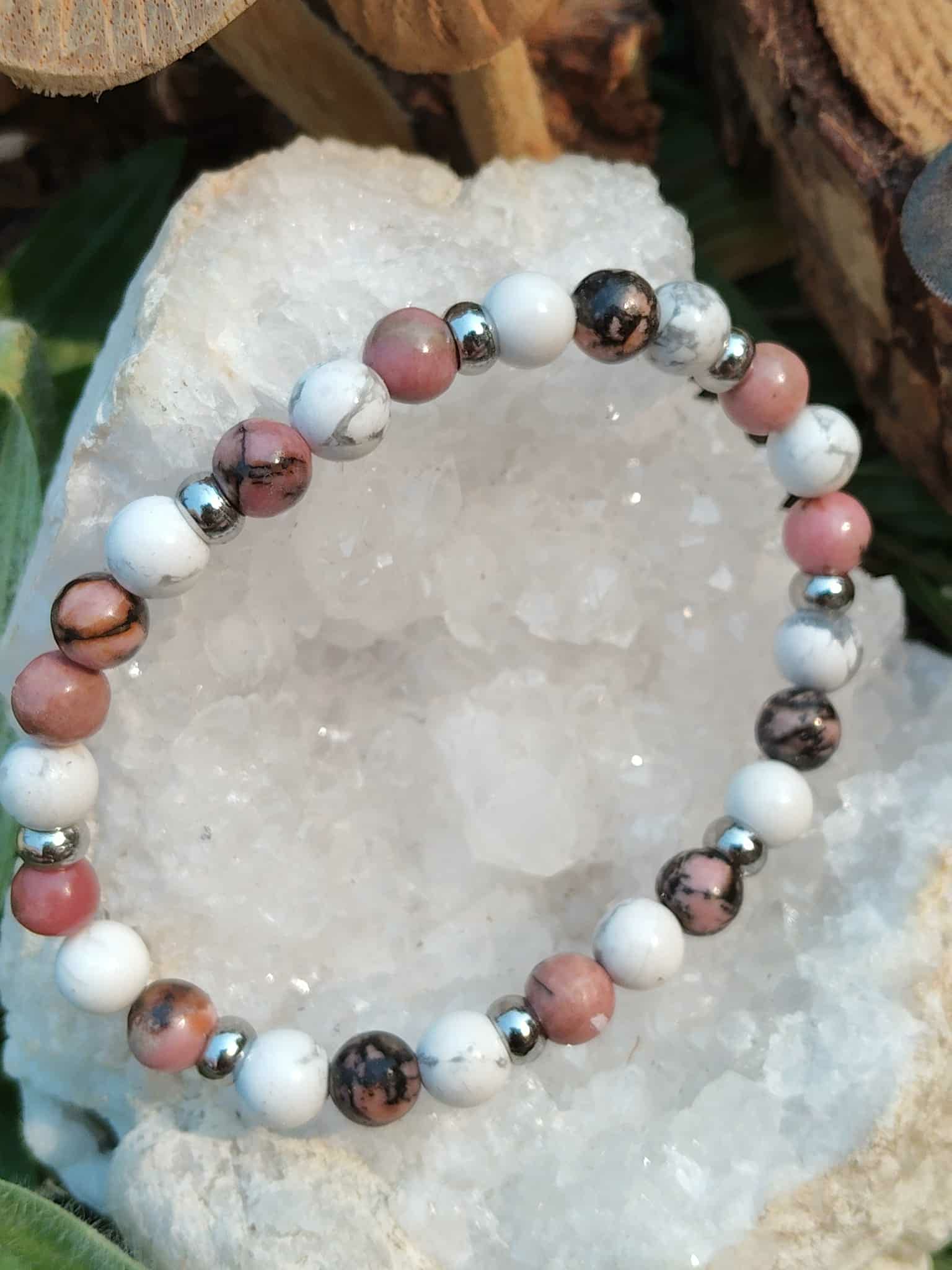 Bracelet howlite veinée et rhodonite rose posé sur géode, libération émotionnelle et réconciliation avec l’enfant intérieur