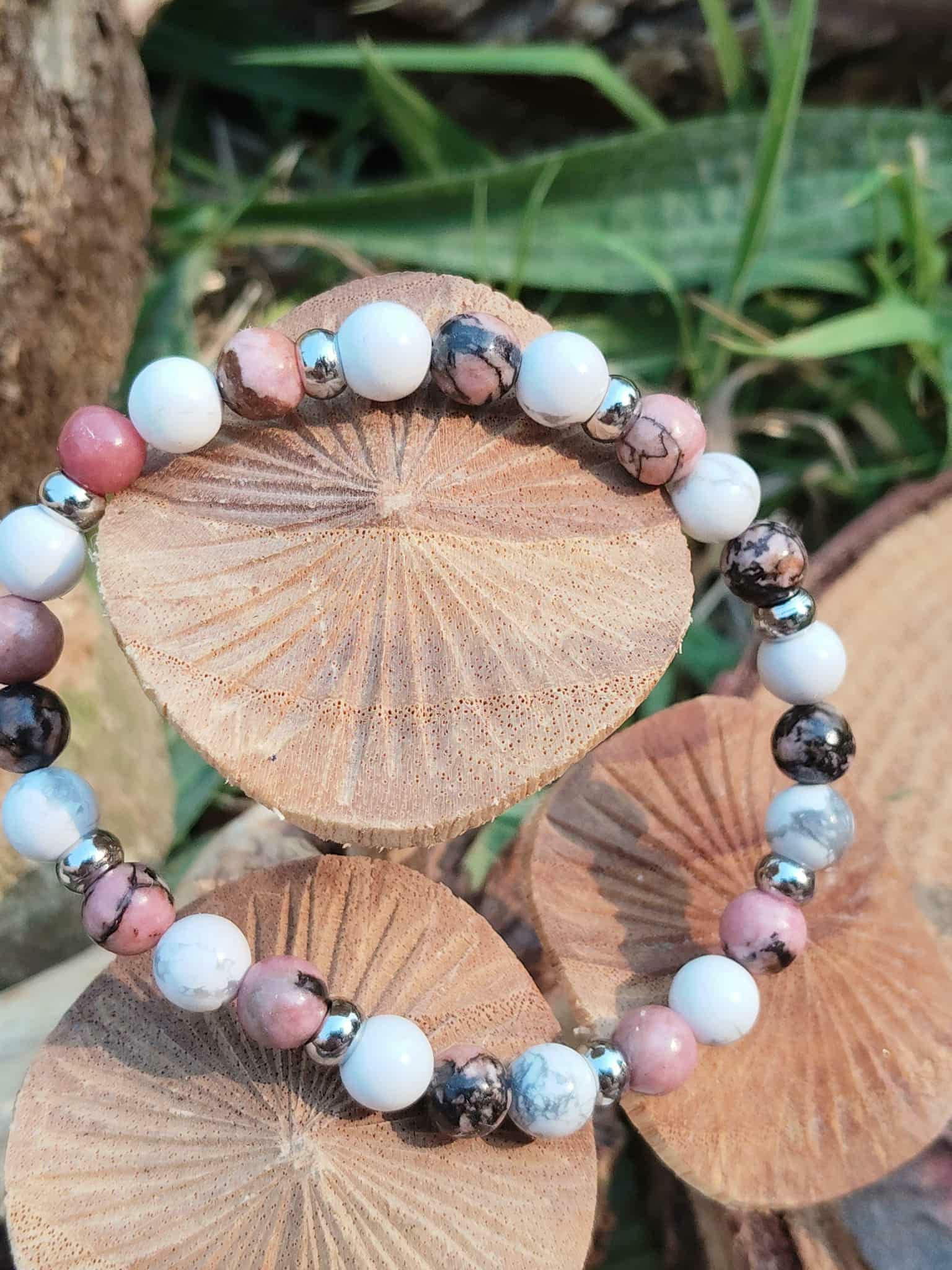 Bracelet déblocages émotionnels sur champignons de bois avec herbe, douceur du cœur, relâchement des blocages et écoute de soi