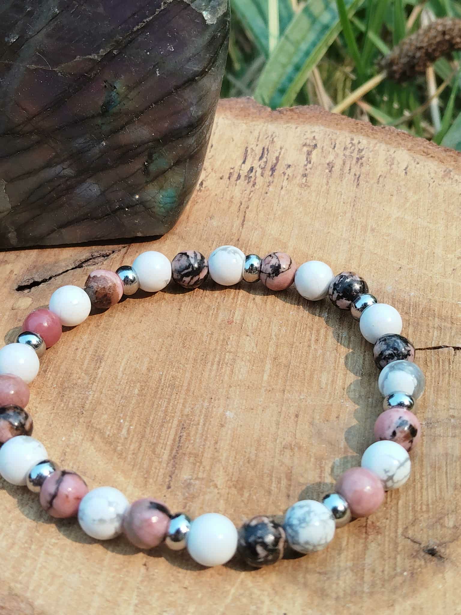 Bracelet howlite veinée et rhodonite rose sur support en bois, soutien émotionnel, tendresse intérieure et sécurité affective