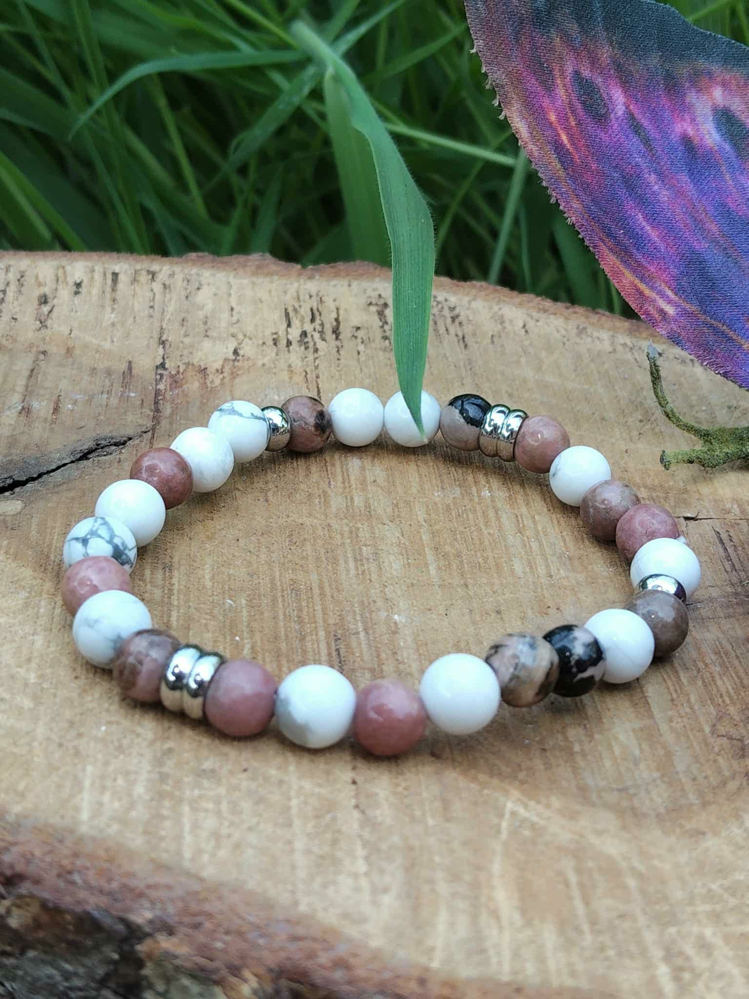 Bracelet déblocages émotionnels en howlite et rhodonite sur décor naturel, apaisement du stress et retour à l’équilibre intérieur