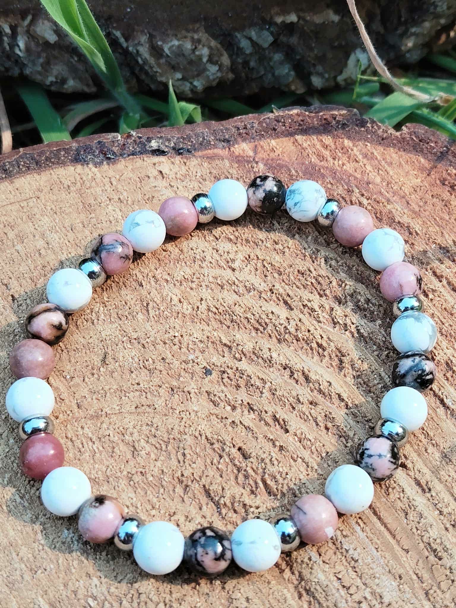 Bracelet howlite veinée et rhodonite rose sur bois, équilibre des émotions, réconfort affectif et paix du cœur