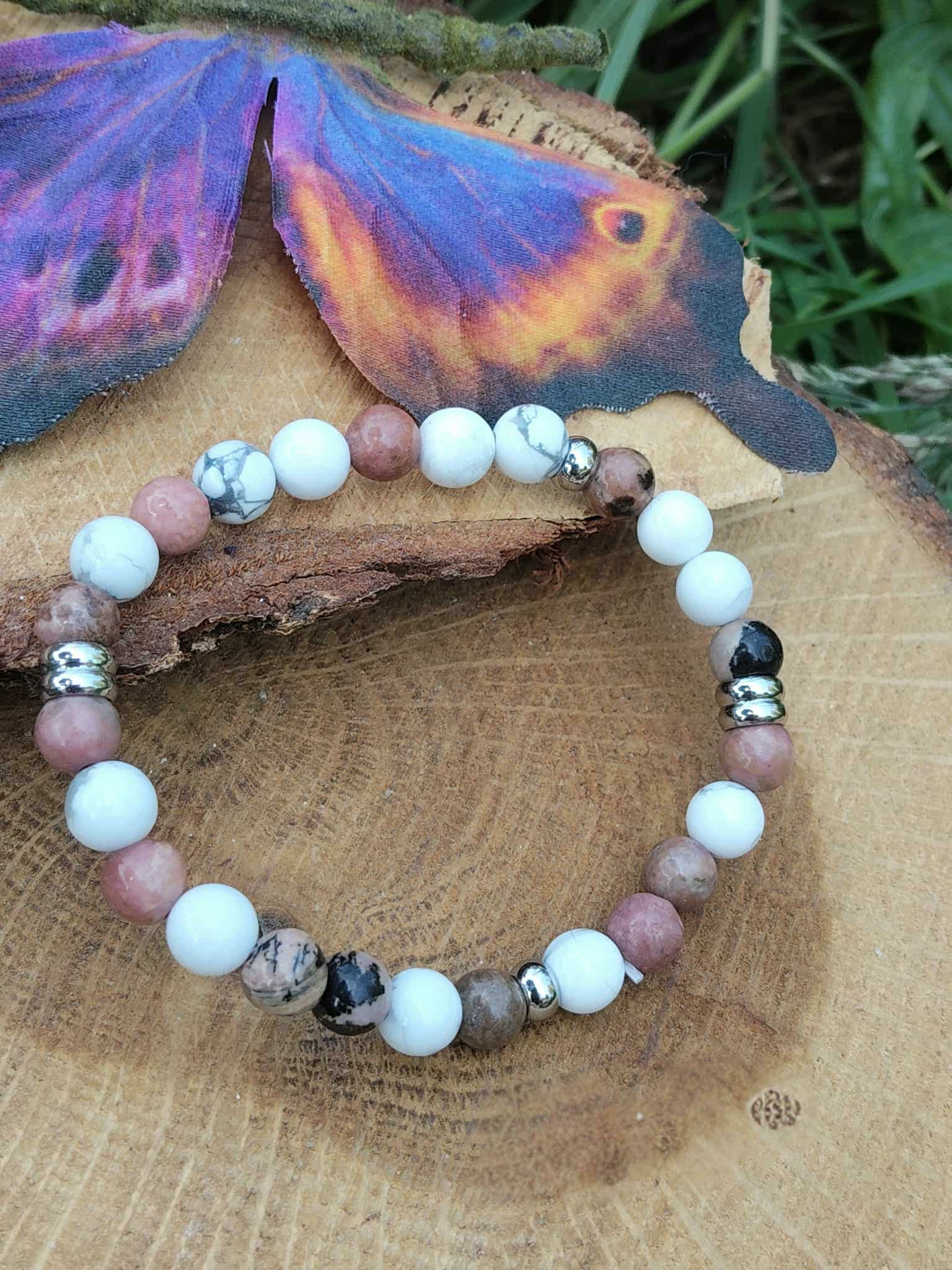 Bracelet howlite et rhodonite en pierres naturelles, création Magic Gaïa pour apaiser les tensions et retrouver un ressenti plus fluide