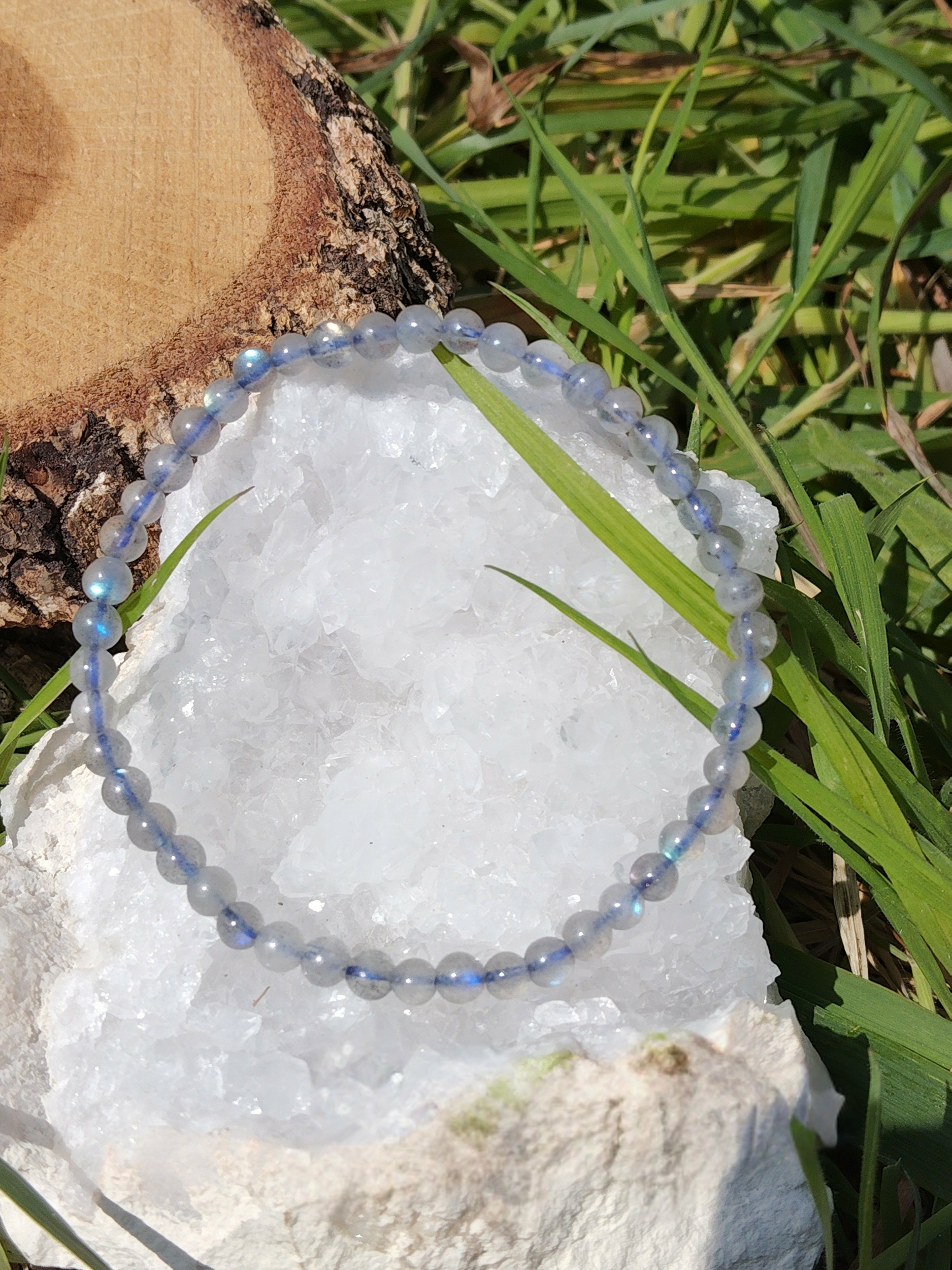 Bracelet labradorite 4 mm sur amas de quartz blanc, perles gris brume et éclats bleu électrique, protection symbolique, intuition et clarté intérieure