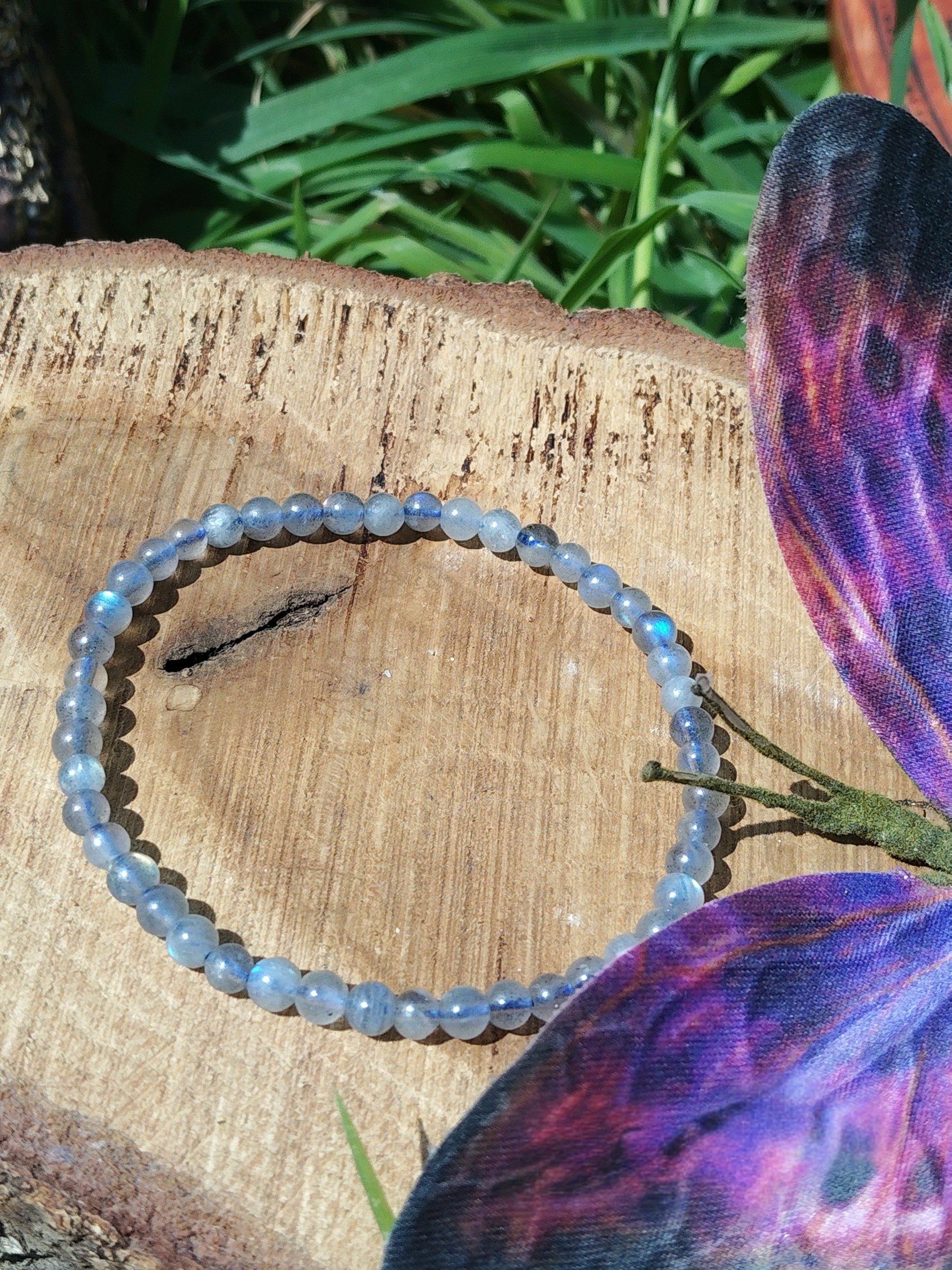 Bracelet labradorite 4 mm sur amas de quartz blanc, perles gris brume et éclats bleu électrique, protection symbolique, intuition et clarté intérieure