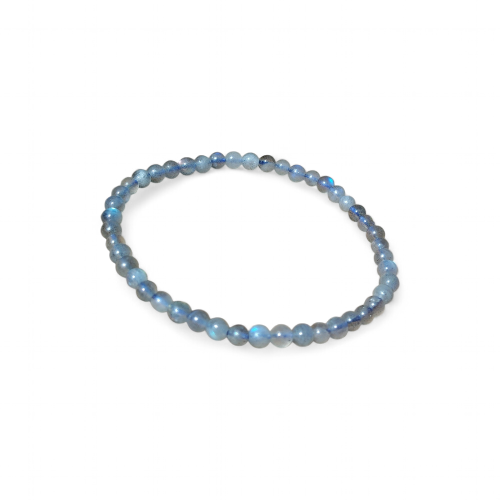 Bracelet labradorite 4 mm sur grande tranche de bois clair, perles gris argenté aux reflets bleu froid pour recul, stabilité émotionnelle et présence posée