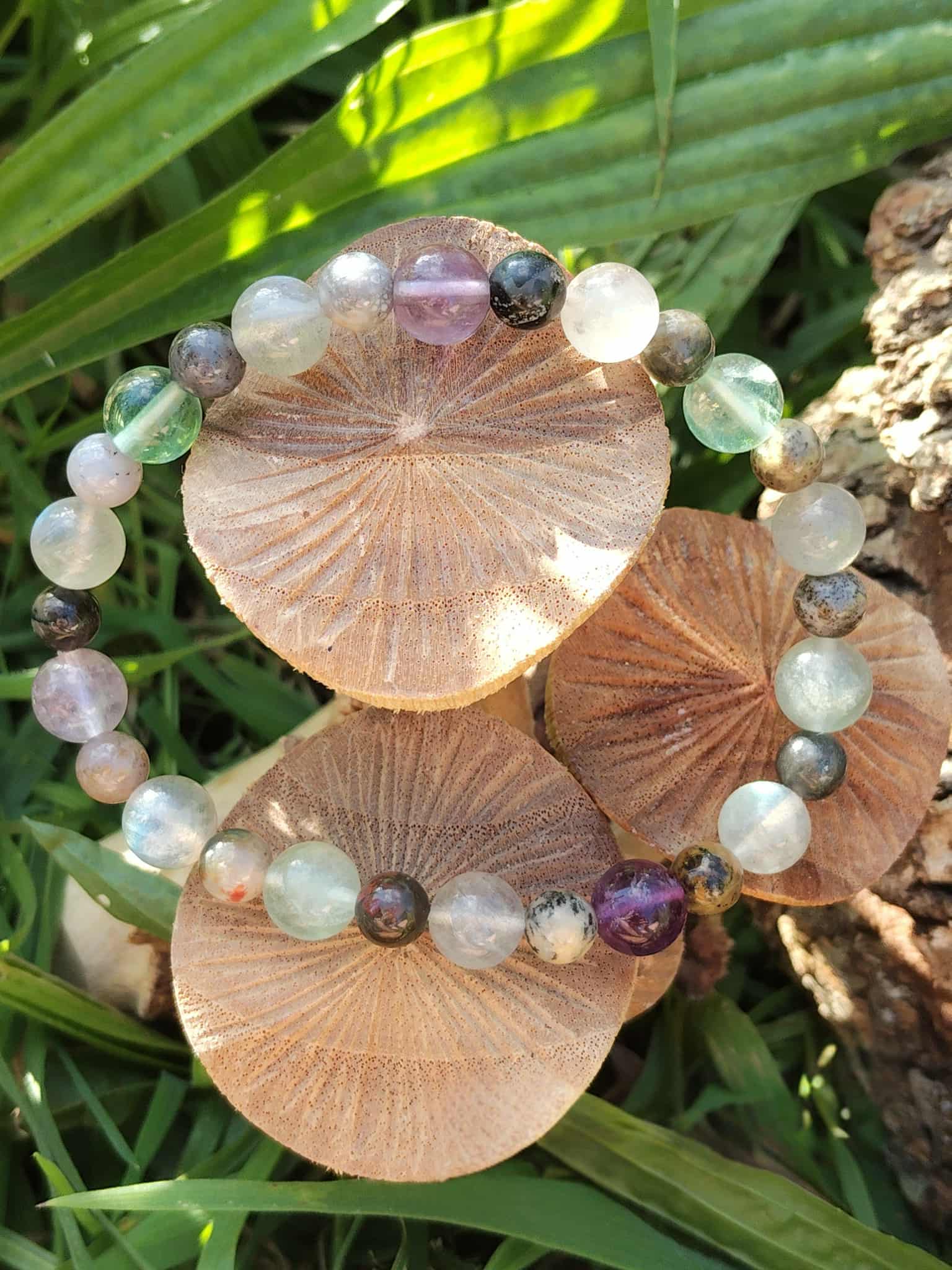 Bracelet 3e œil en labradorite, fluorite et merlinite sur champignons et décor nature, intuition profonde, clairvoyance et sommeil inspiré