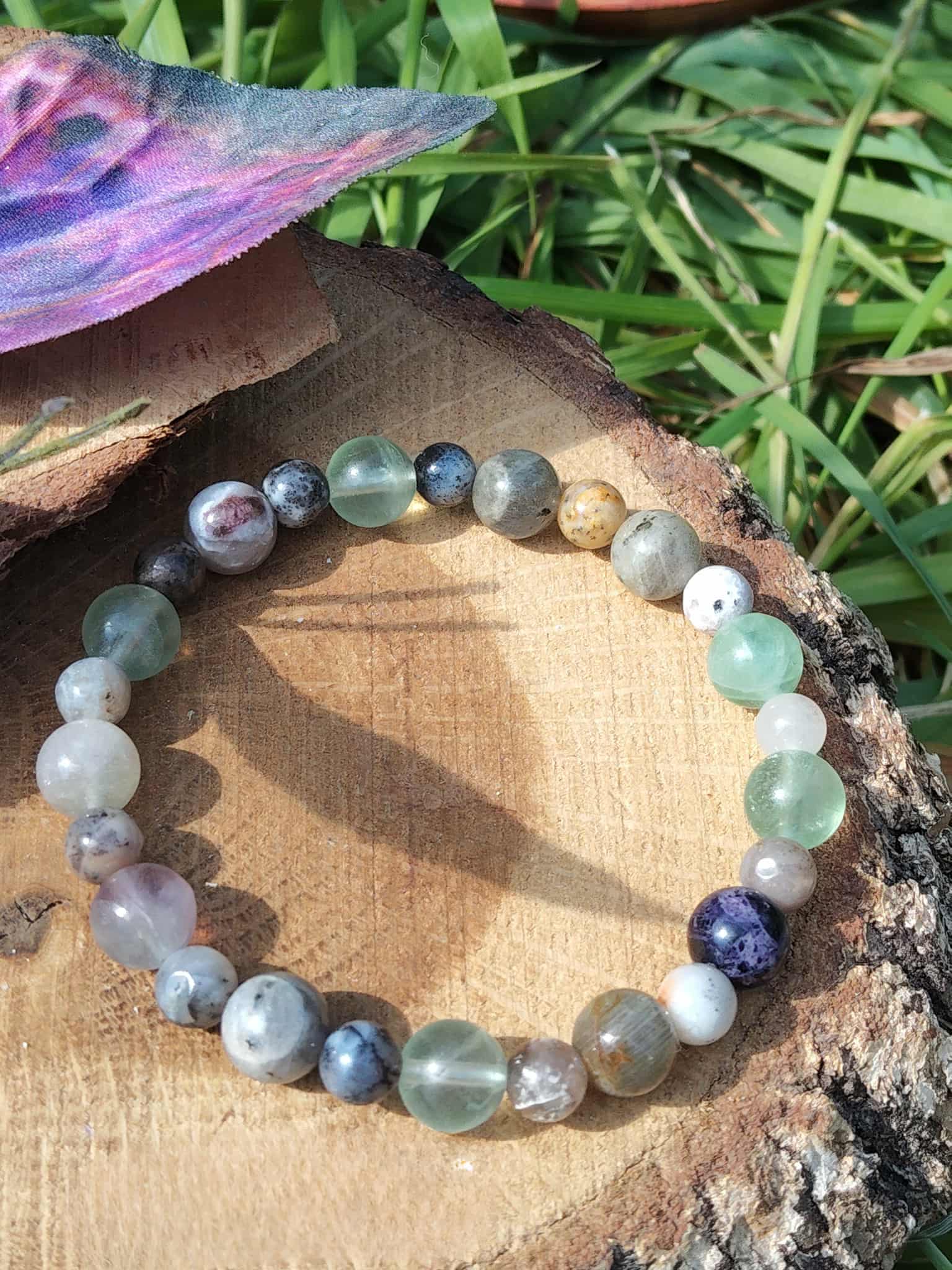 Bracelet 3e œil sur rondin de bois avec herbe et papillon, bijou ésotérique favorisant guidance intérieure et inspiration
