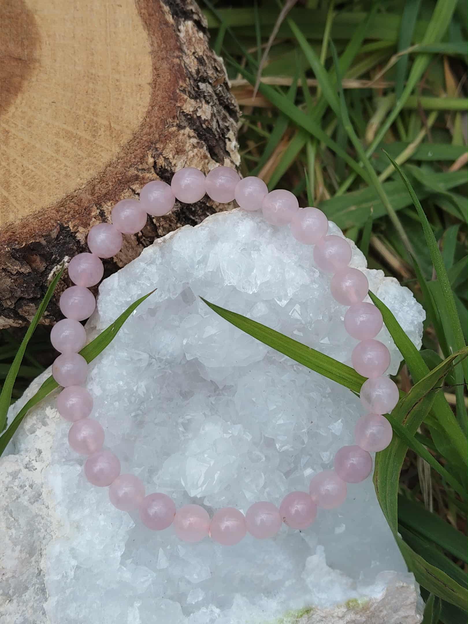 Bracelet quartz rose sur amas de quartz avec herbes naturelles, apaisement du ressenti, douceur intérieure et réouverture du cœur