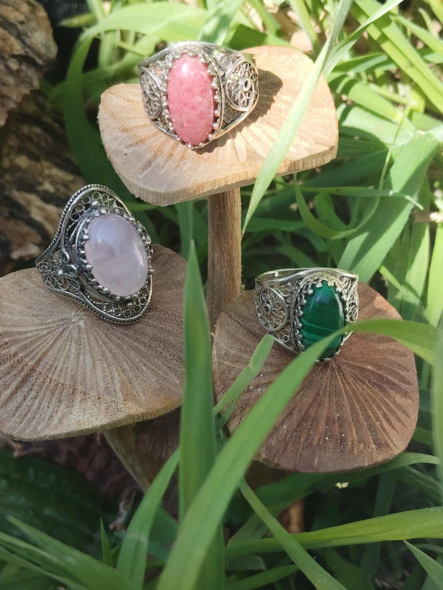 Trio de bagues cabochon argent 925 : malachite, rhodonite, quartz rose, mise en scène sous-bois.