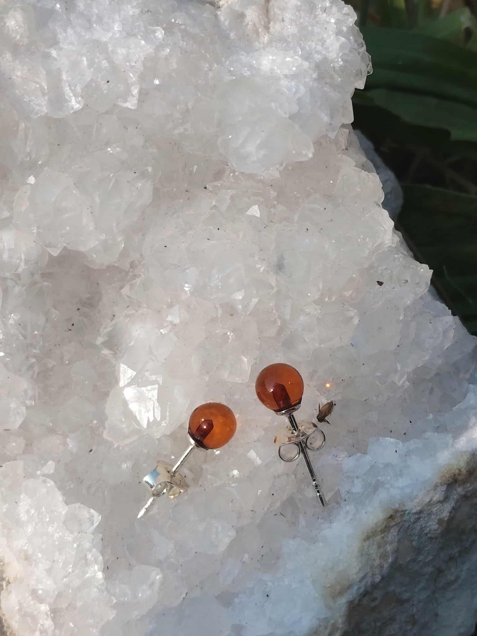 Puces d’oreilles ambre argent 925 sur géode blanche – plexus solaire, chaleur réconfortante.