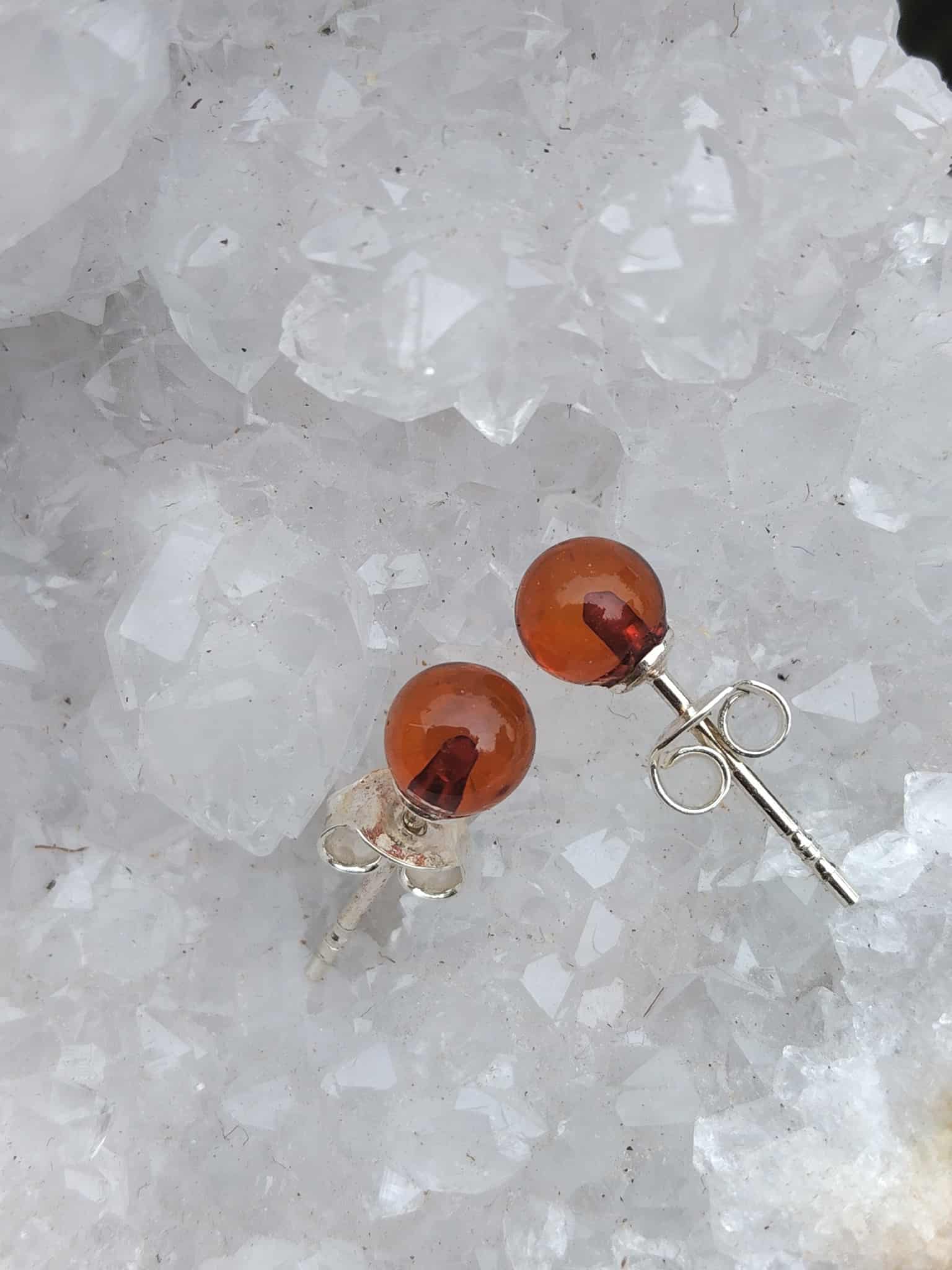 Puces d’oreilles ambre naturel argent 925 sur géode de quartz blanche – protection énergétique, apaisement du stress