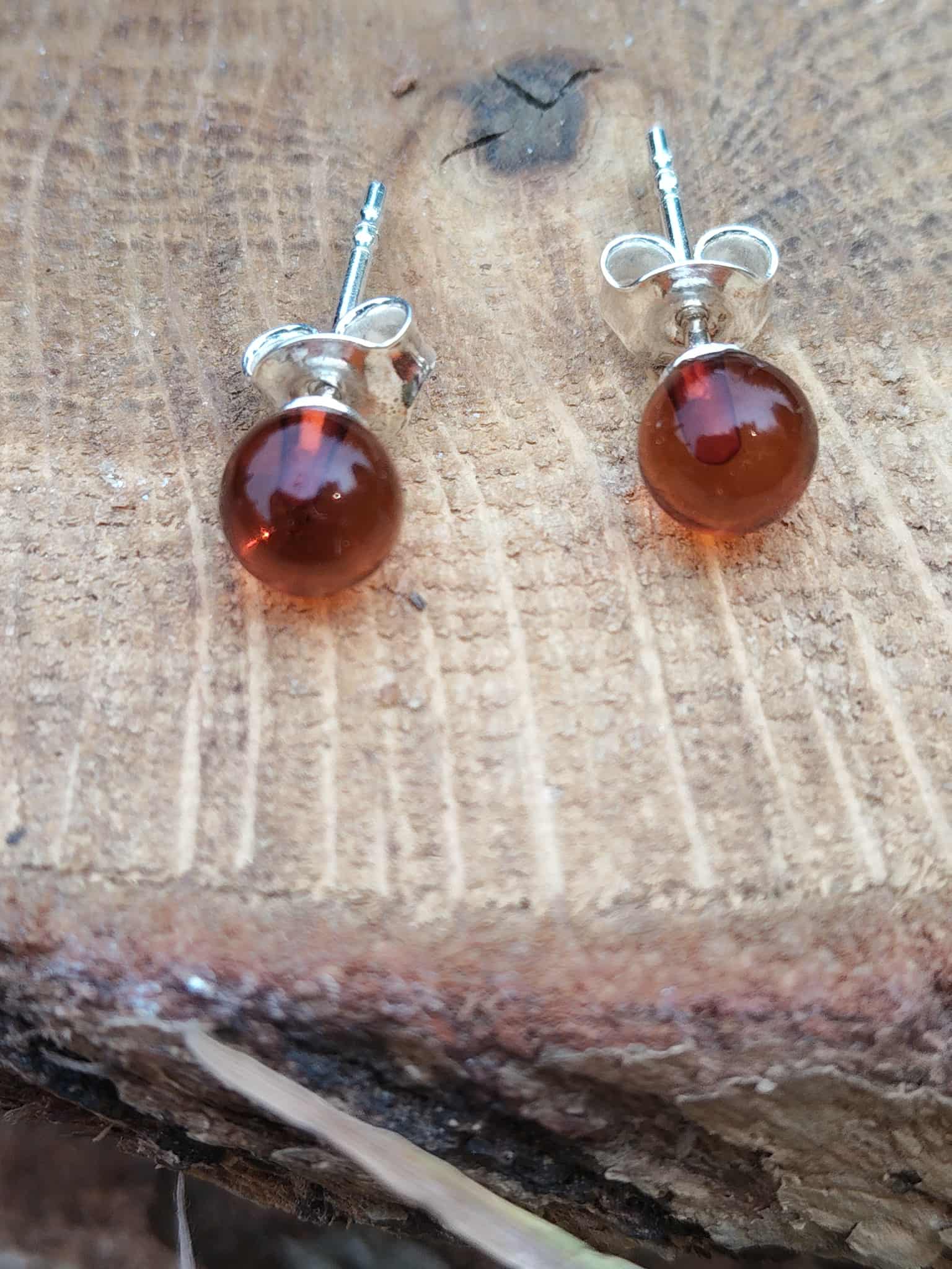 Puces d’oreilles ambre argent 925 sur bois texturé – plexus solaire, chaleur réconfortante.