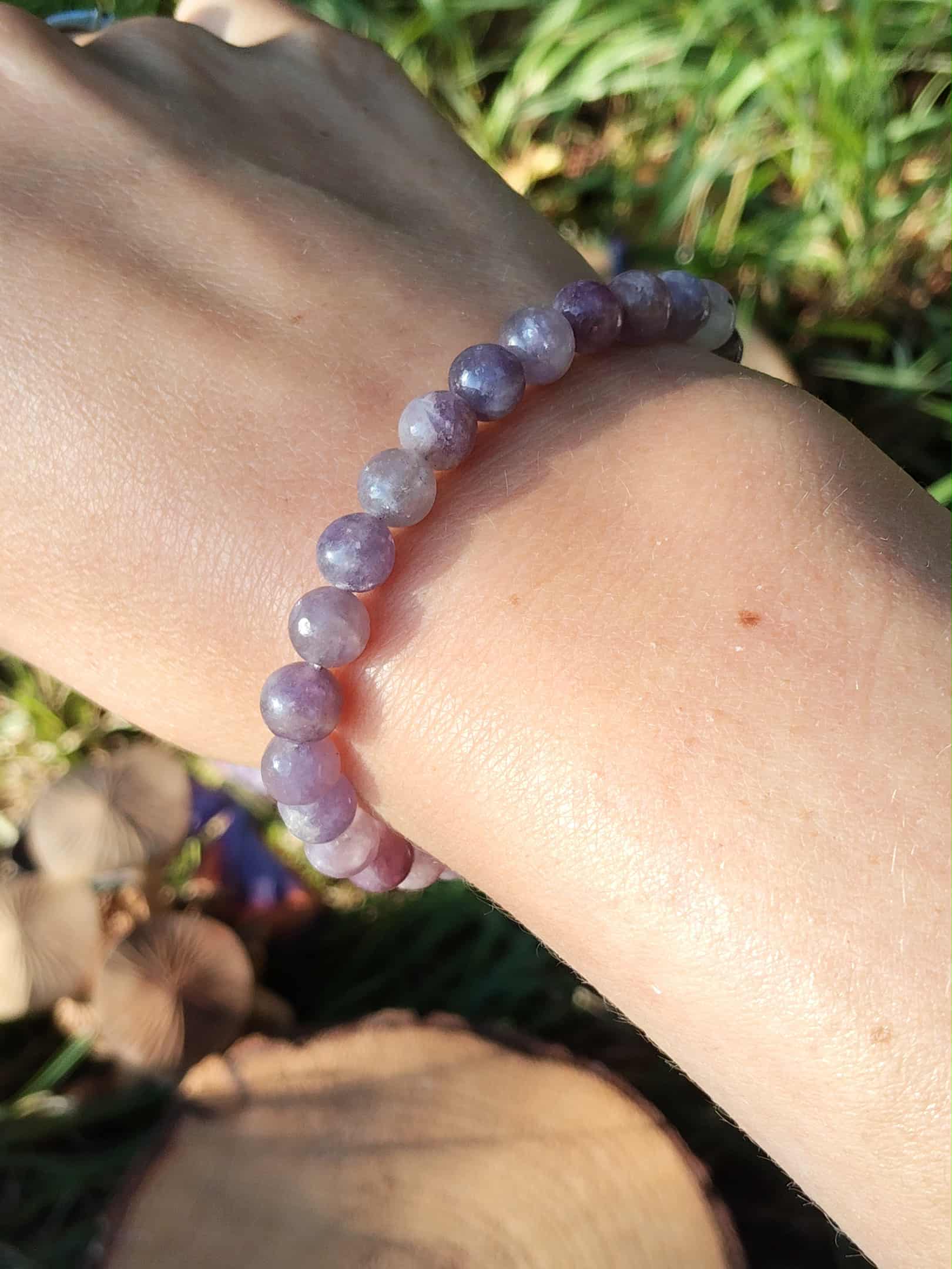 Bracelet tourmaline rose eudialyte porté au poignet en extérieur, perles rosées pour compassion, calme du cœur et présence à soi
