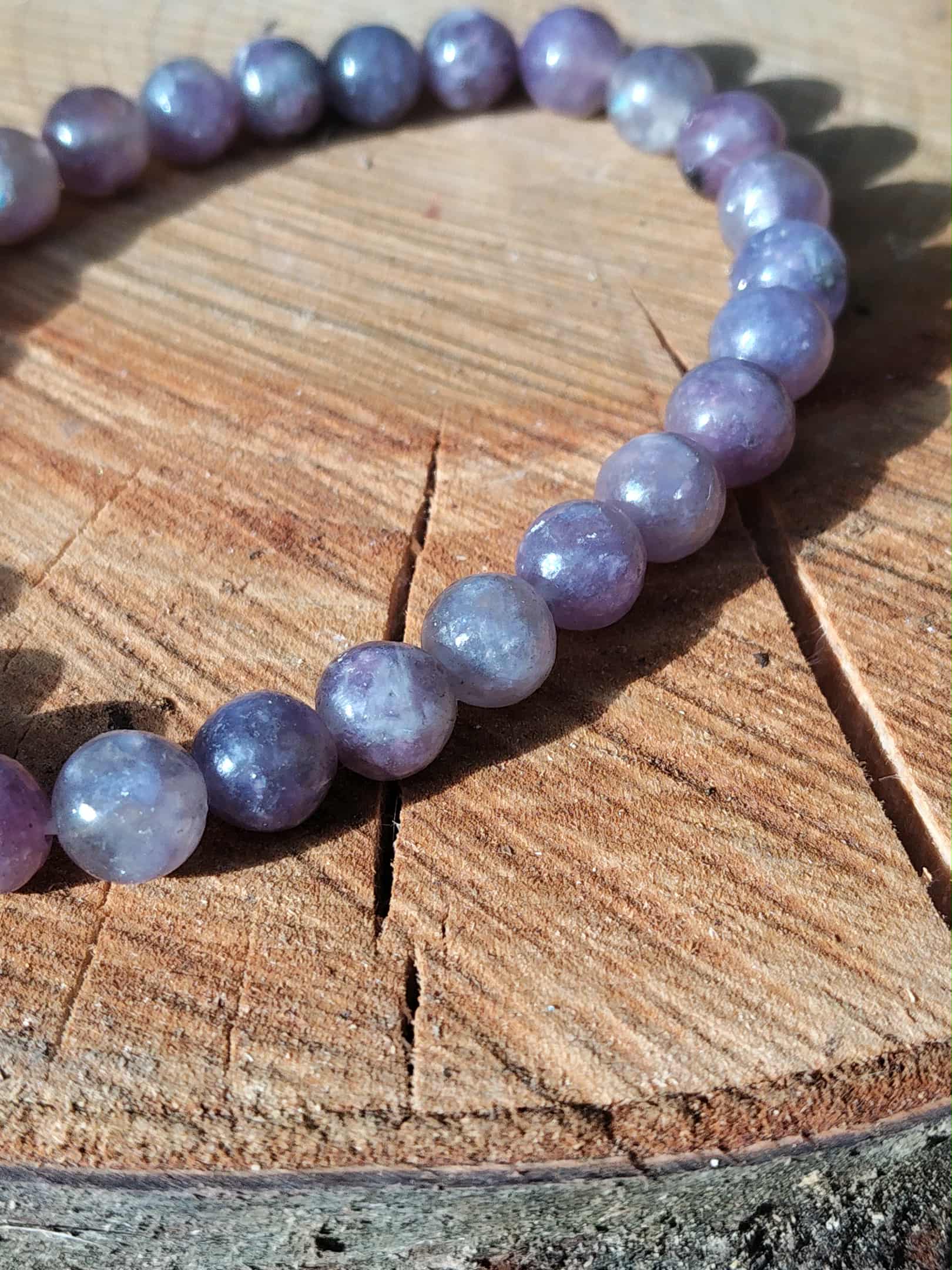 Bracelet pierres naturelles tourmaline rose et eudialyte sur décor bois, bijou féminin pour confiance affective et douceur relationnelle