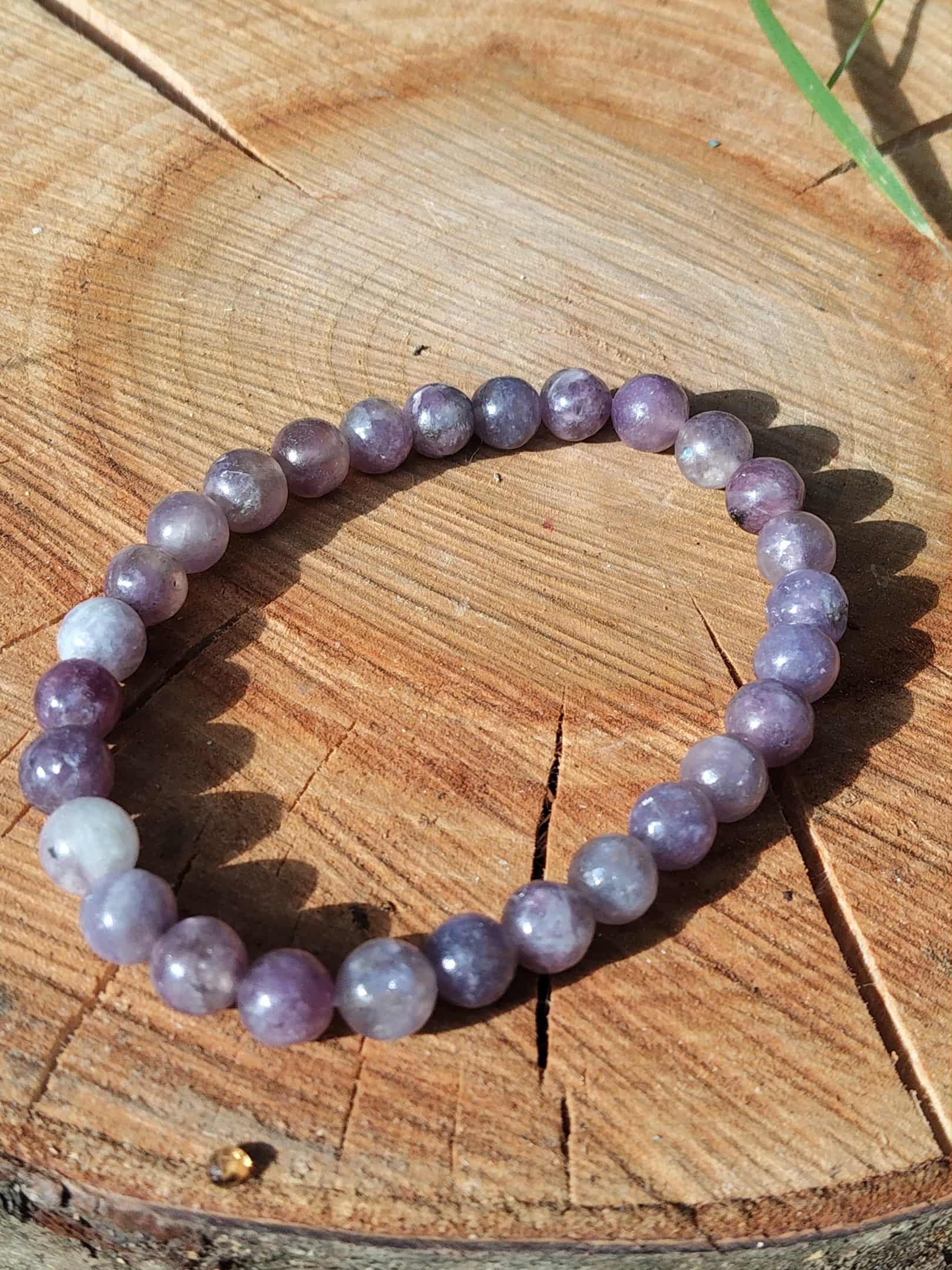 Bracelet eudialyte et tourmaline rose sur tranche de bois, perles rondes en pierre naturelle pour protection subtile et stabilité affective