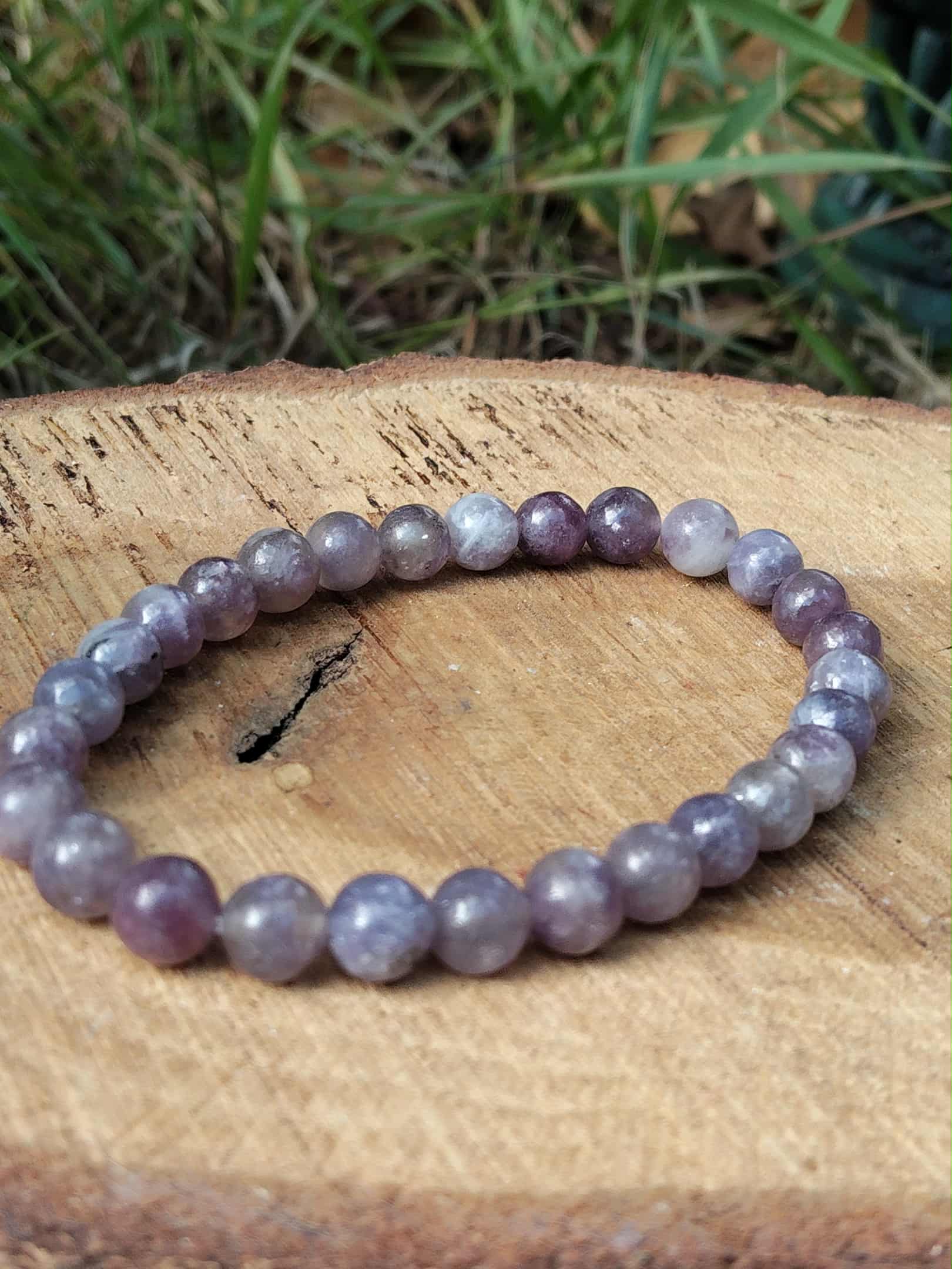 Bracelet tourmaline rose sur eudialyte sur tranche de bois, bijou en pierre naturelle pour lâcher-prise et assurance intérieure