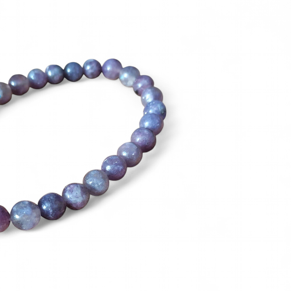 Bracelet lithothérapie tourmaline rose sur eudialyte sur fond blanc, perles roses et bordeaux pour équilibre du cœur et énergie rassurante