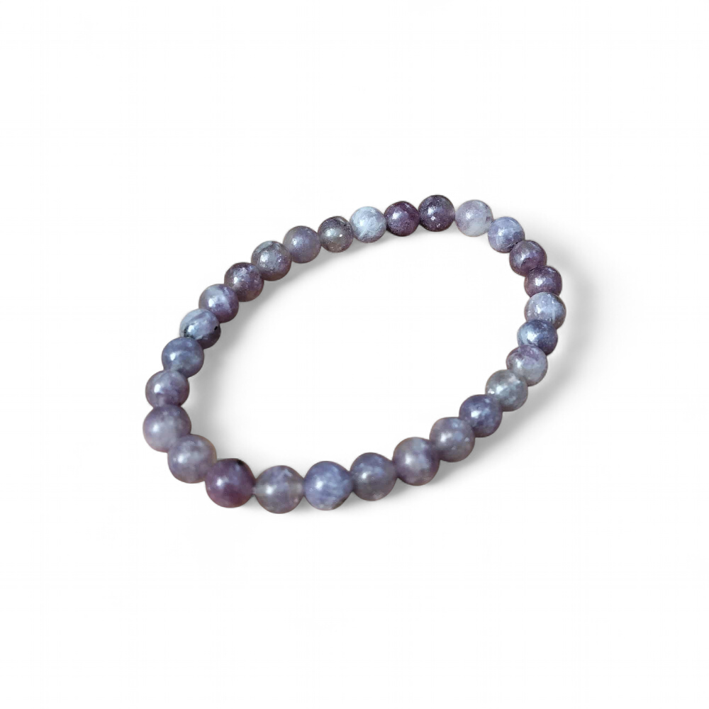 Bracelet tourmaline rose sur eudialyte sur fond blanc, bijou en pierre naturelle aux nuances rosées pour douceur émotionnelle et réconfort