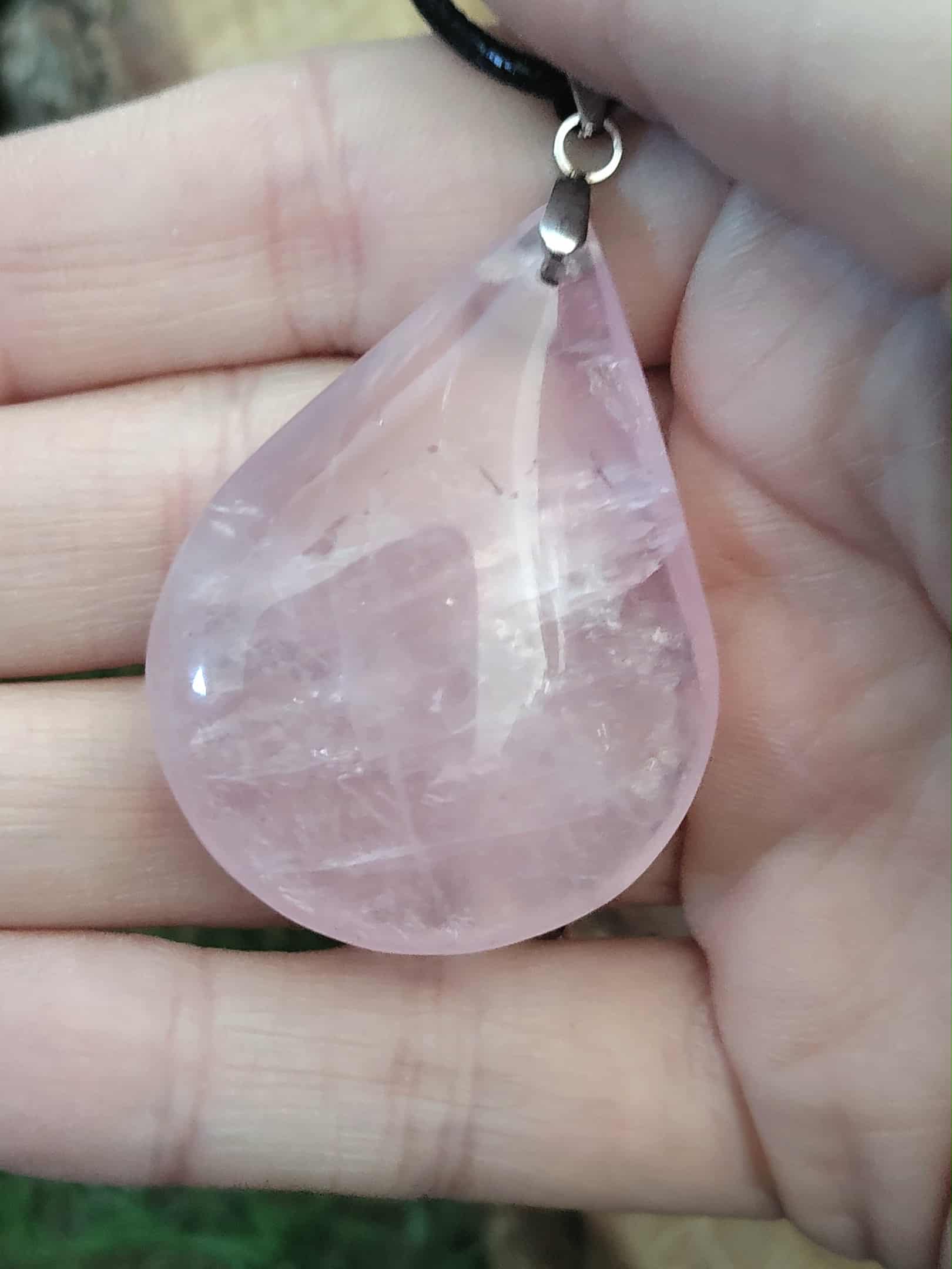 Pendentif goutte quartz rose – amour de soi, lâcher-prise – macro sur main