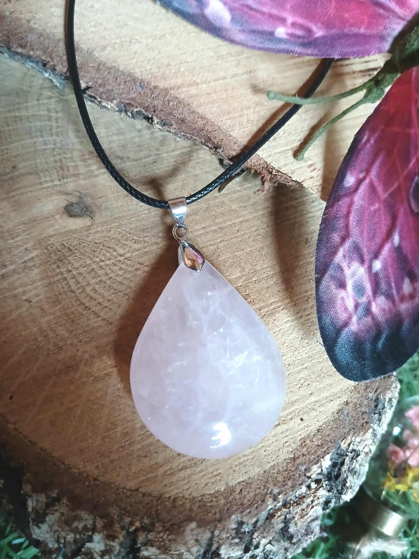 pendentif quartz rose goutte – douceur, compassion, harmonie relationnelle – tronc de bois, aile de papillon