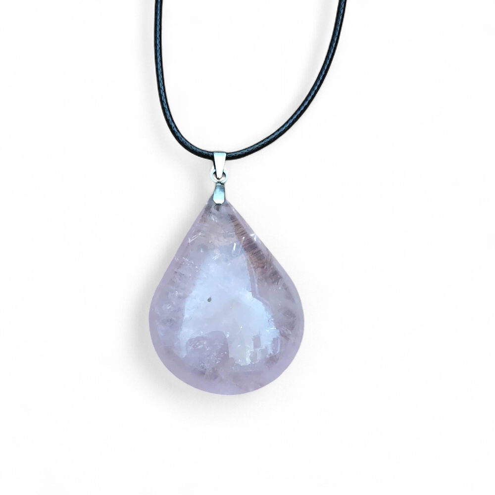 pendentif-quartz-rose-chakra-du-coeur-confiance-en-soi-sur fond blanc