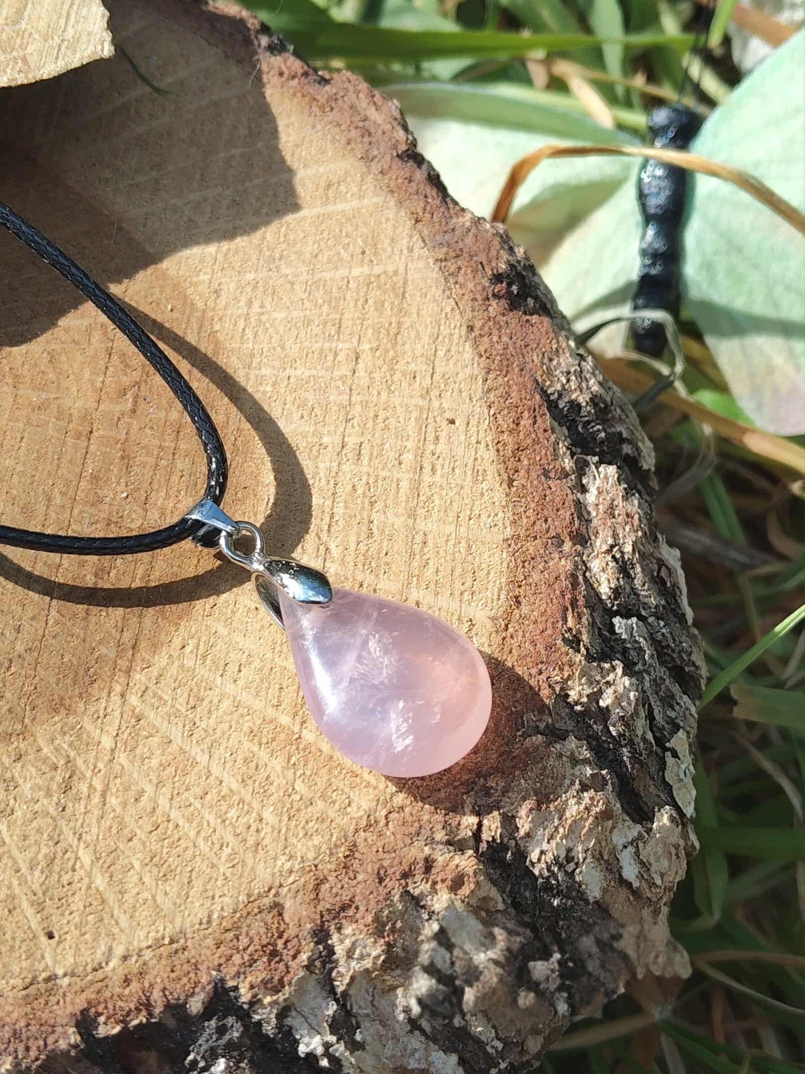 Pendentif goutte en quartz rose sur bois naturel, bijou en pierre naturelle associé à la tendresse, à l’ouverture du cœur et à la paix intérieure.