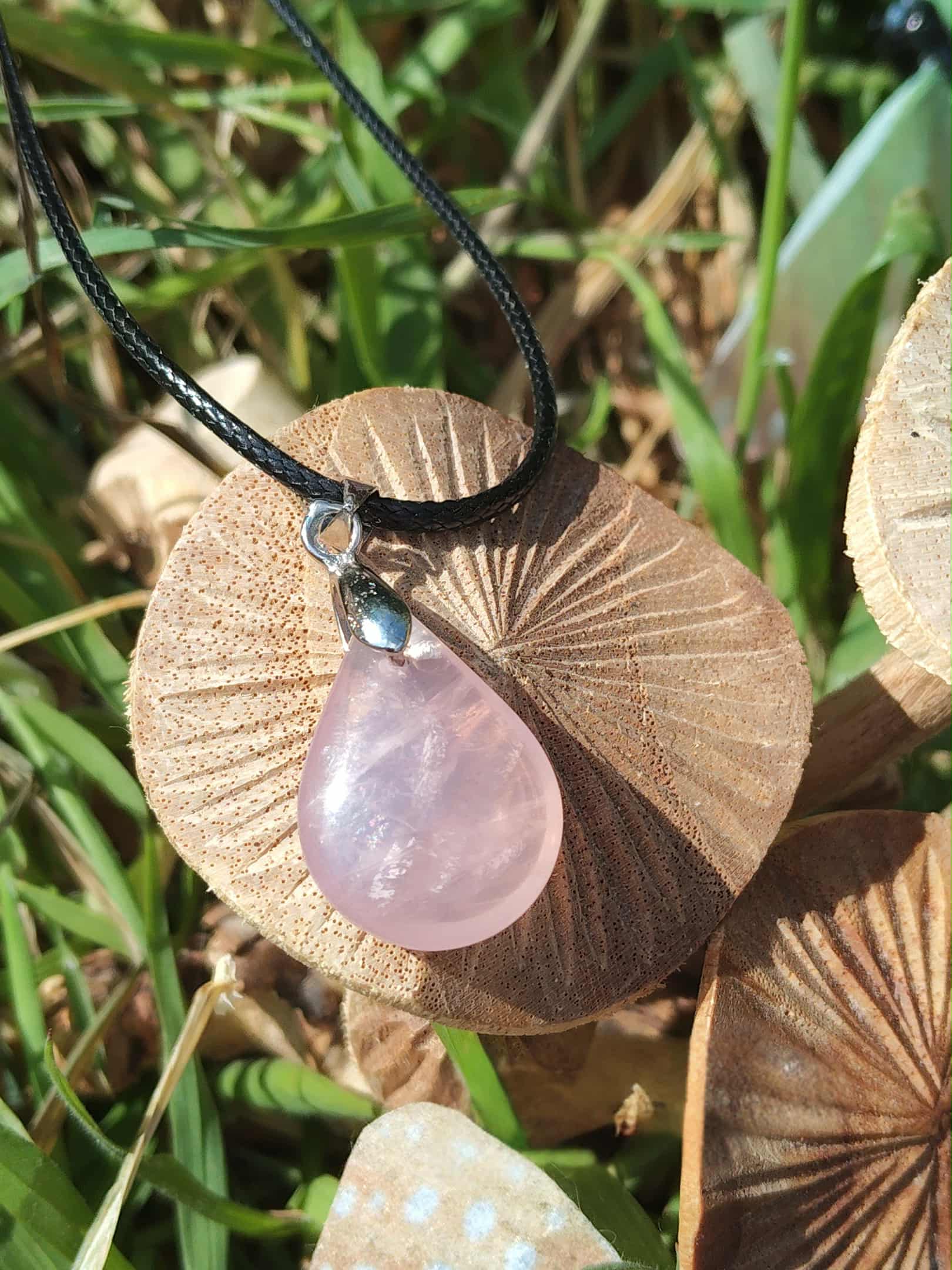 Pendentif goutte en quartz rose, pierre naturelle associée au chakra du cœur, à la bienveillance et à la tendresse émotionnelle.