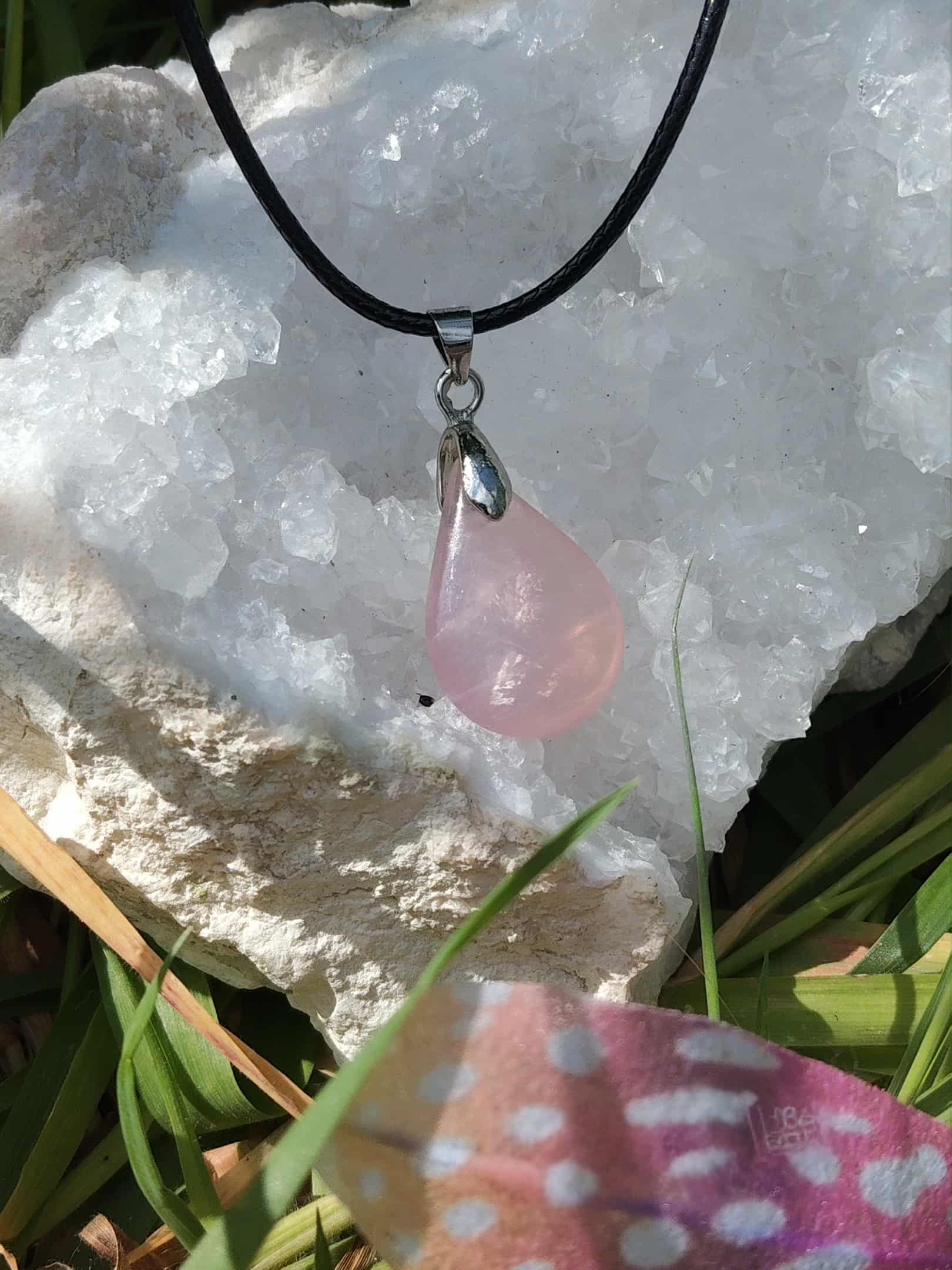 Pendentif quartz rose sur amas de quartz avec champignon flou et papillon, bijou pierre naturelle évoquant la compassion, la sensibilité et l’harmonie affective.