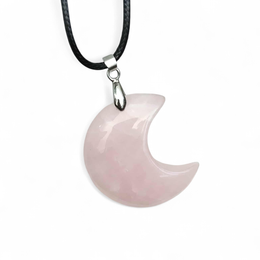 Pendentif lune en quartz rose sur fond blanc, bijou pierre naturelle relié à la douceur affective, à l’amour de soi et à l’apaisement intérieur.