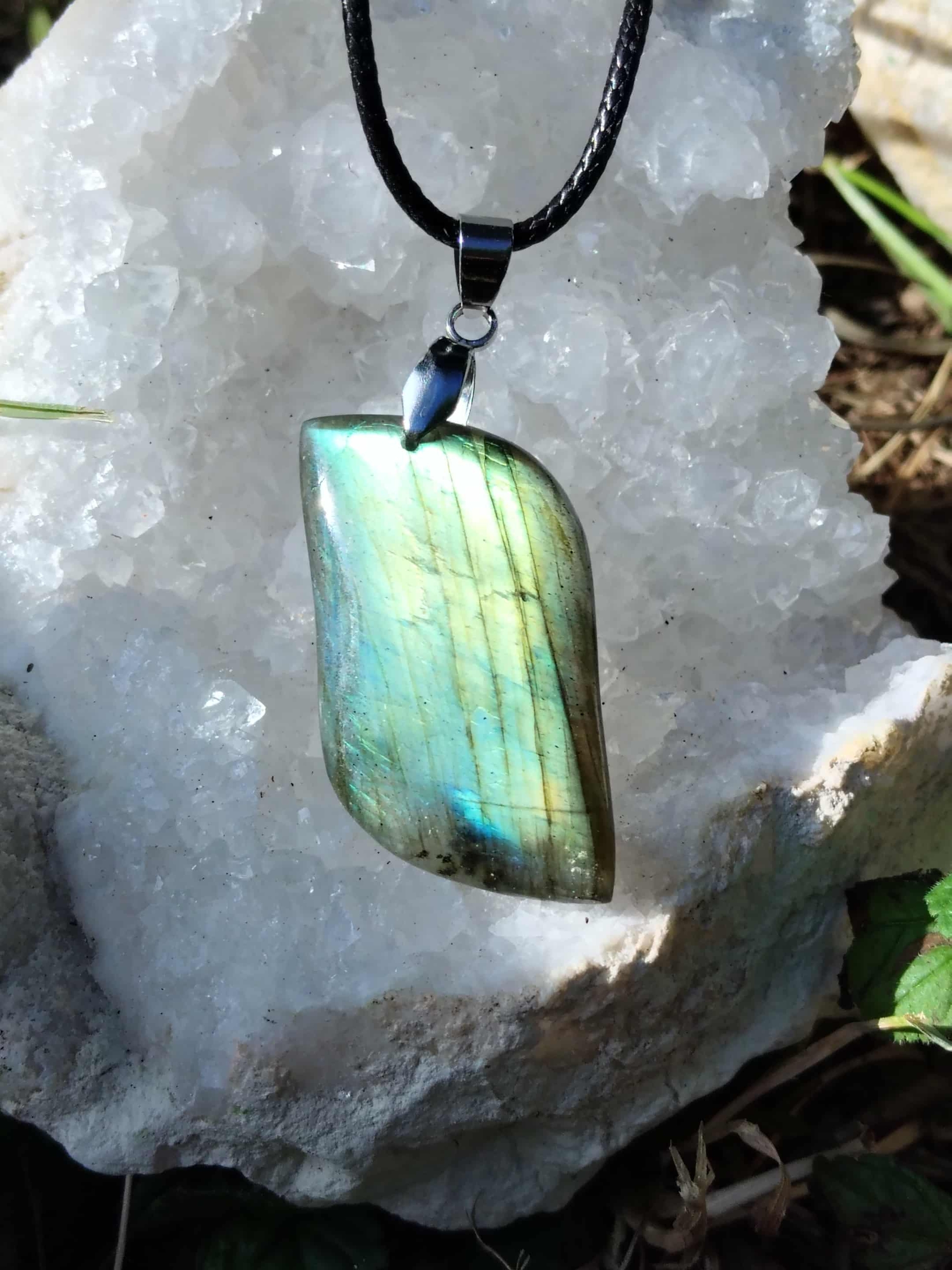 Pendentif labradorite verte sur géode blanche – protection
