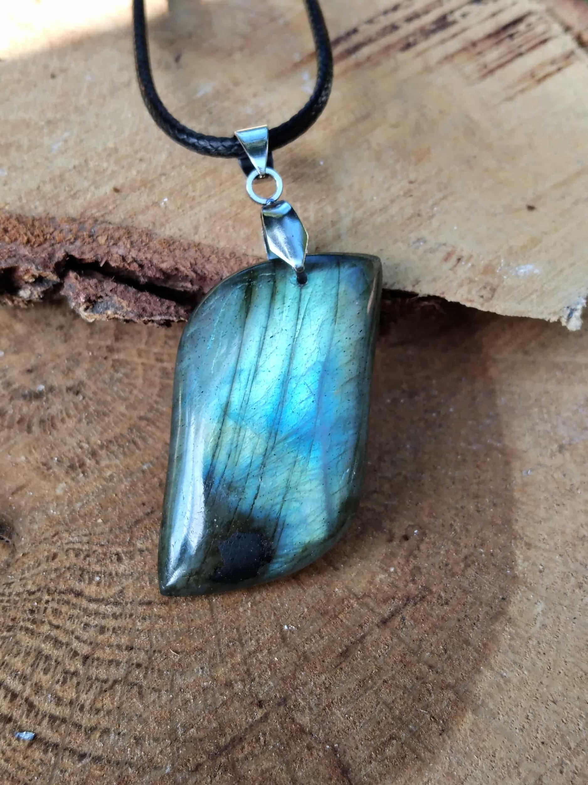 Collier labradorite verte naturelle fond bois texturé – apaisement, ancrage