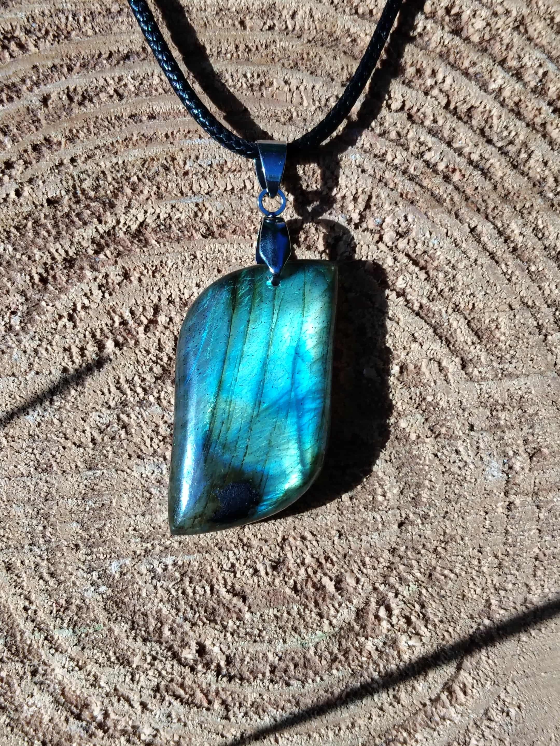 Collier labradorite verte naturelle fond bois rainuré – bouclier énergétique, apaisement